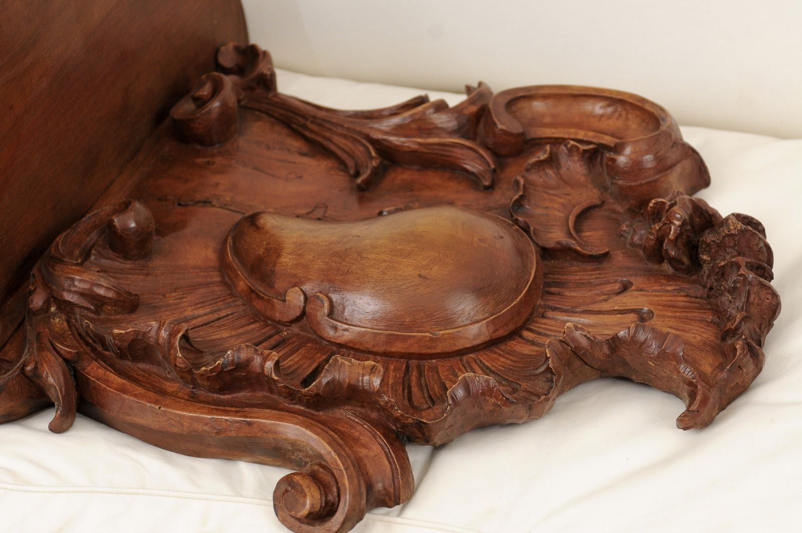 Pair of French 1760s Louis XV Period Walnut Wall Brackets with Rocailles Motifs For Sale 4