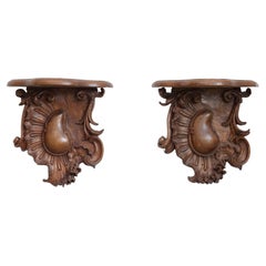 Paar französische Wandkonsolen aus Nussbaumholz mit Rocailles-Motiven aus der Louis-XV-Periode um 1760