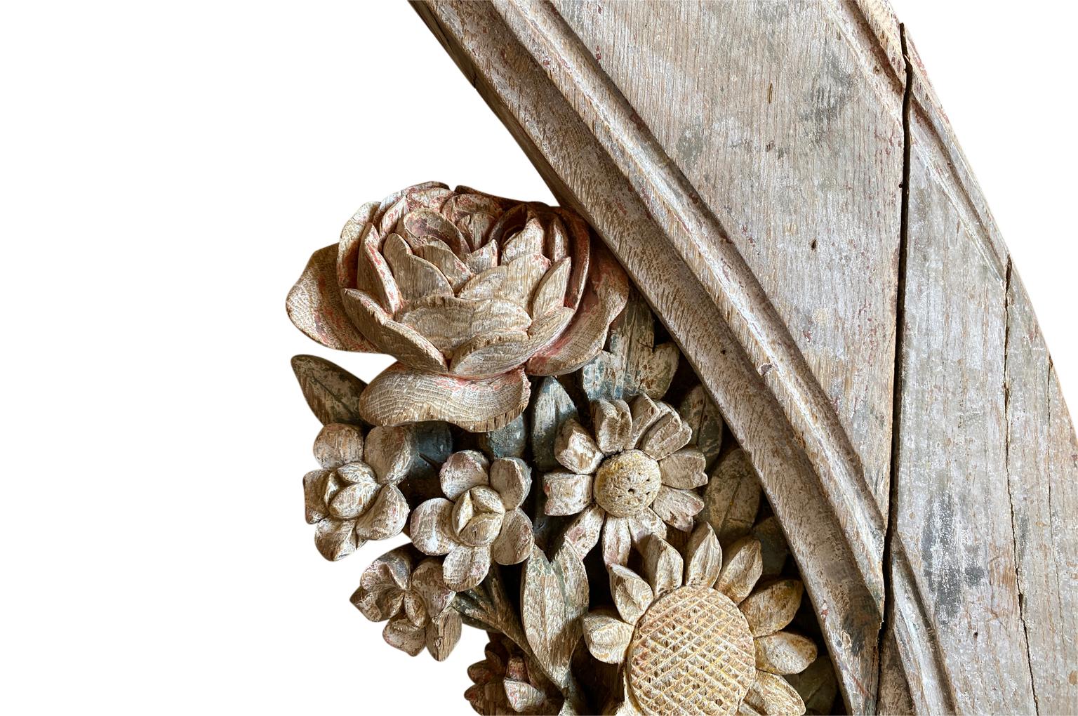 Paar französische geschnitzte Holzskulpturen aus dem 17. Jahrhundert im Angebot 8