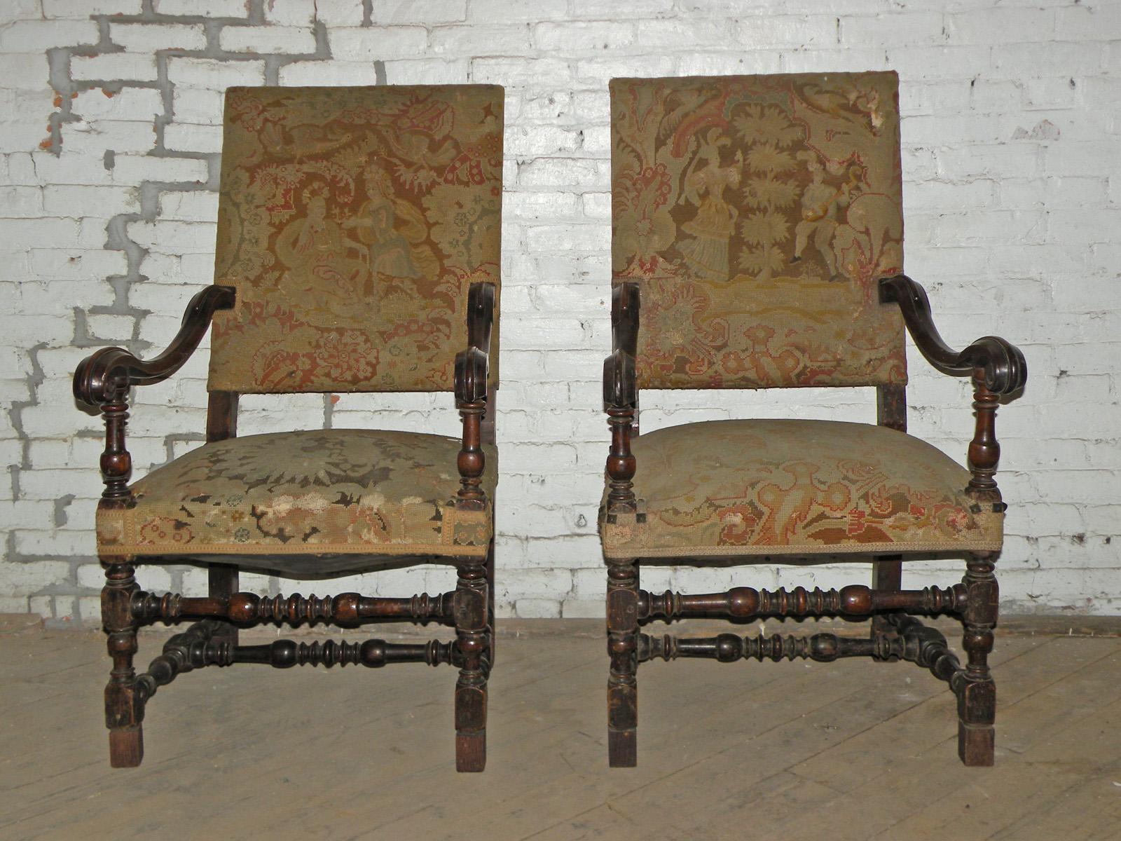 Paar französische Louis XIV.-Sessel aus Nussbaumholz aus dem 17. Jahrhundert (Französisch) im Angebot