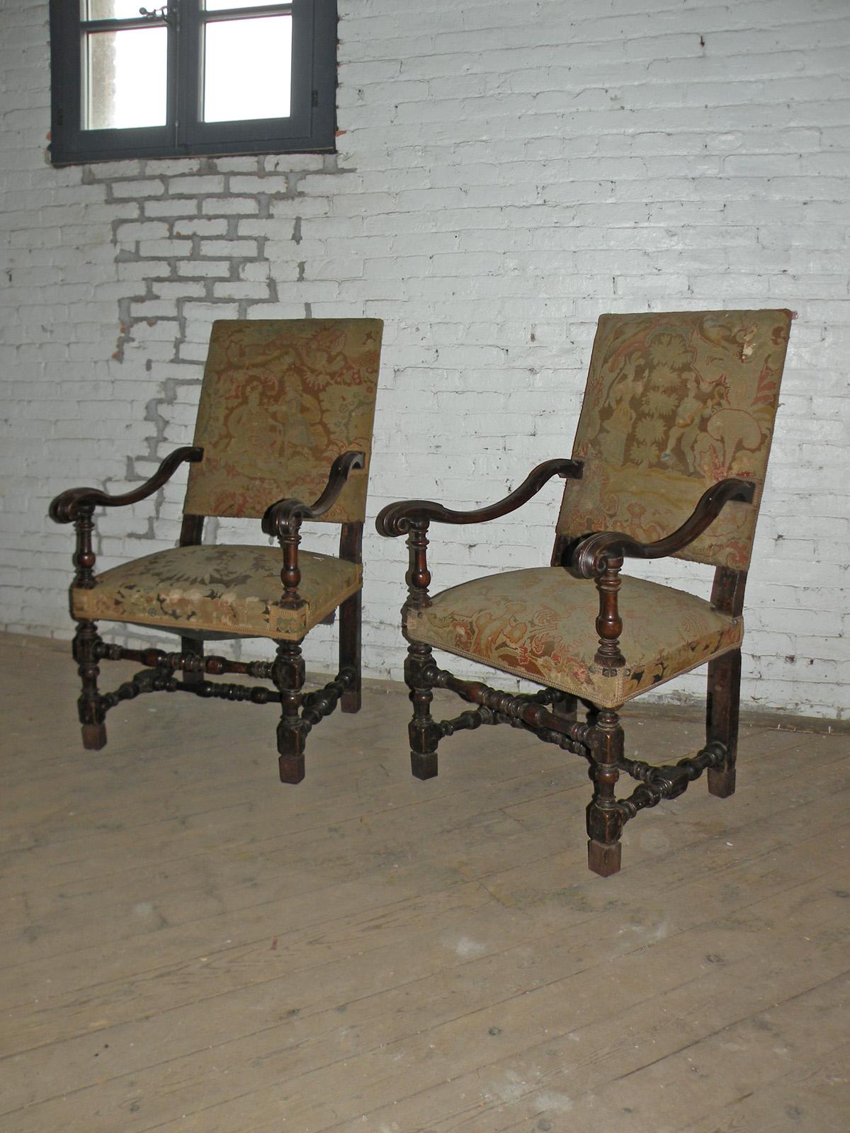 Paar französische Louis XIV.-Sessel aus Nussbaumholz aus dem 17. Jahrhundert (Handgeschnitzt) im Angebot