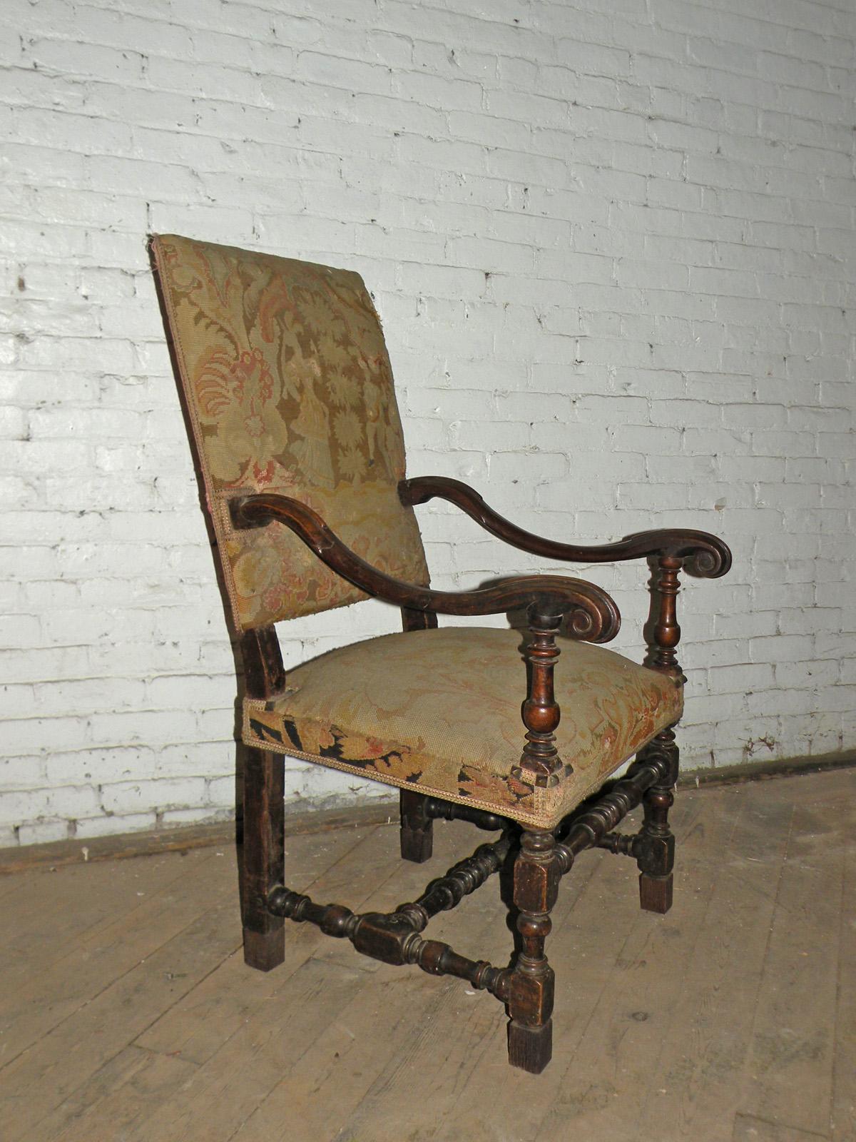 Paar französische Louis XIV.-Sessel aus Nussbaumholz aus dem 17. Jahrhundert im Zustand „Gut“ im Angebot in Troy, NY