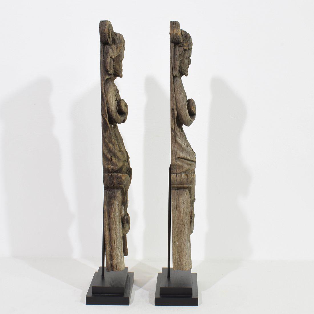 Pair of French 17th Century Weathered Oak Renaissance Ornaments In Good Condition For Sale In Buisson, FR