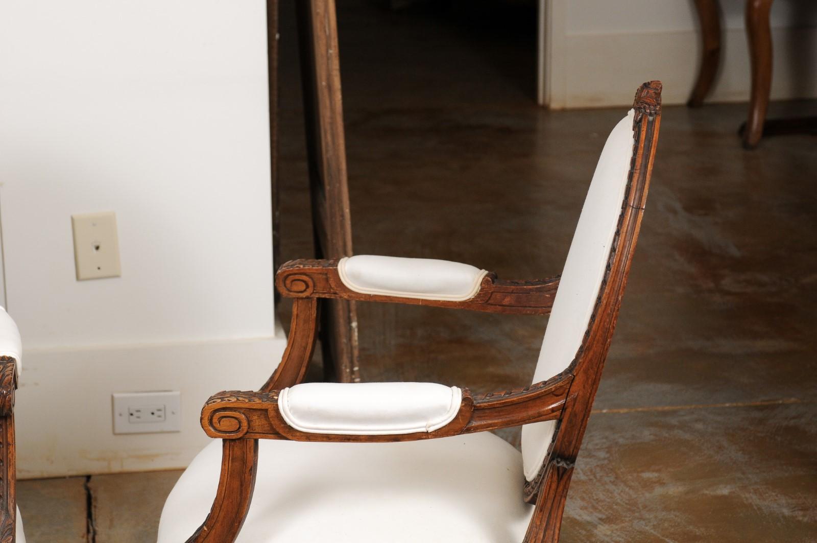 Paar französische Sessel im Louis-XVI-Stil aus Nussbaum mit ovaler Rückenlehne:: gepolstert:: aus den 1850er Jahren im Angebot 6