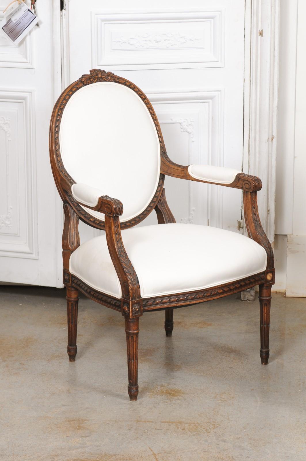 Paar französische Sessel im Louis-XVI-Stil aus Nussbaum mit ovaler Rückenlehne:: gepolstert:: aus den 1850er Jahren (Französisch) im Angebot