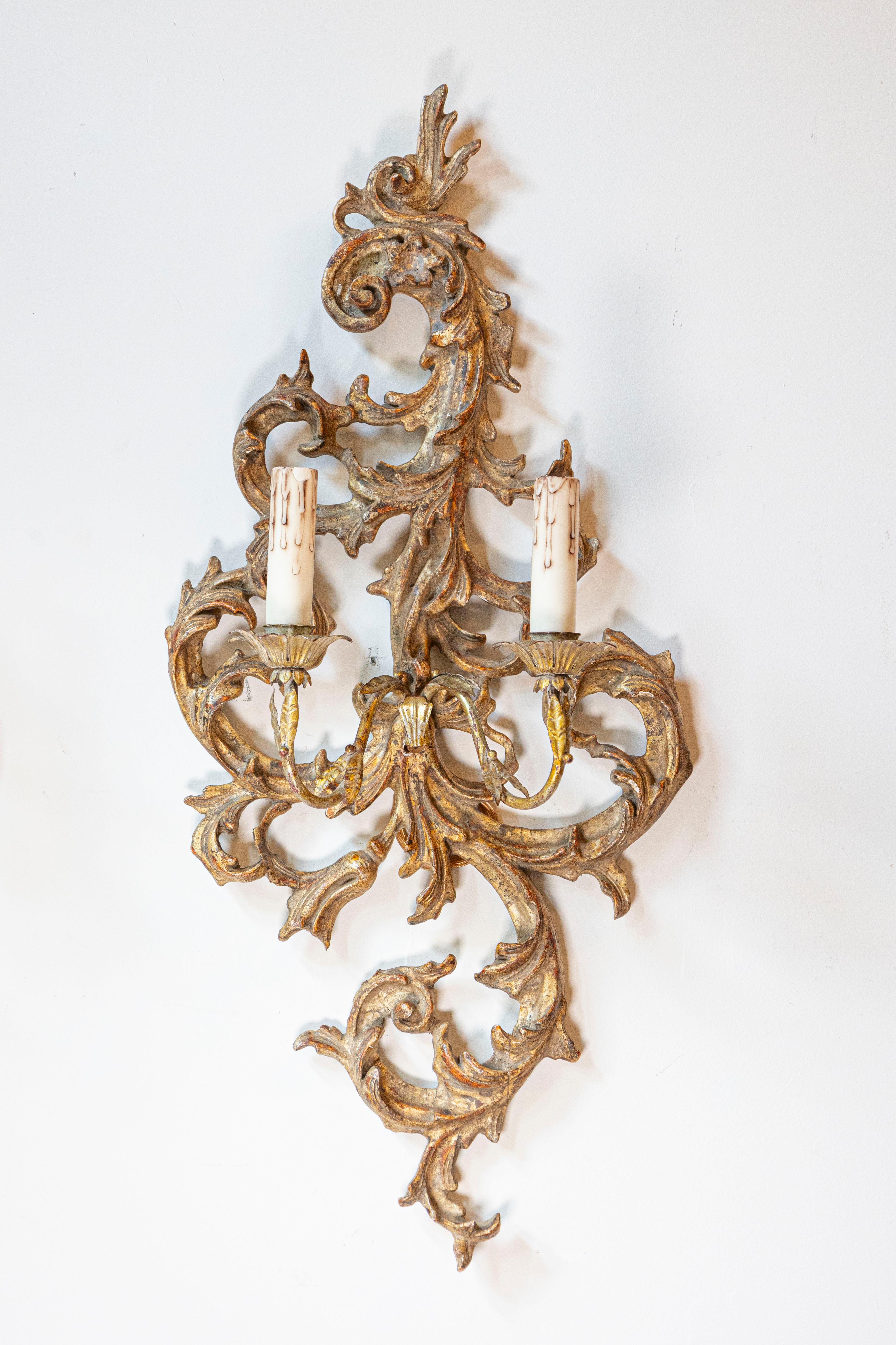 Néo-rococo Paire d'appliques à deux lumières en bois doré de style néo-rococo français des années 1850 en vente