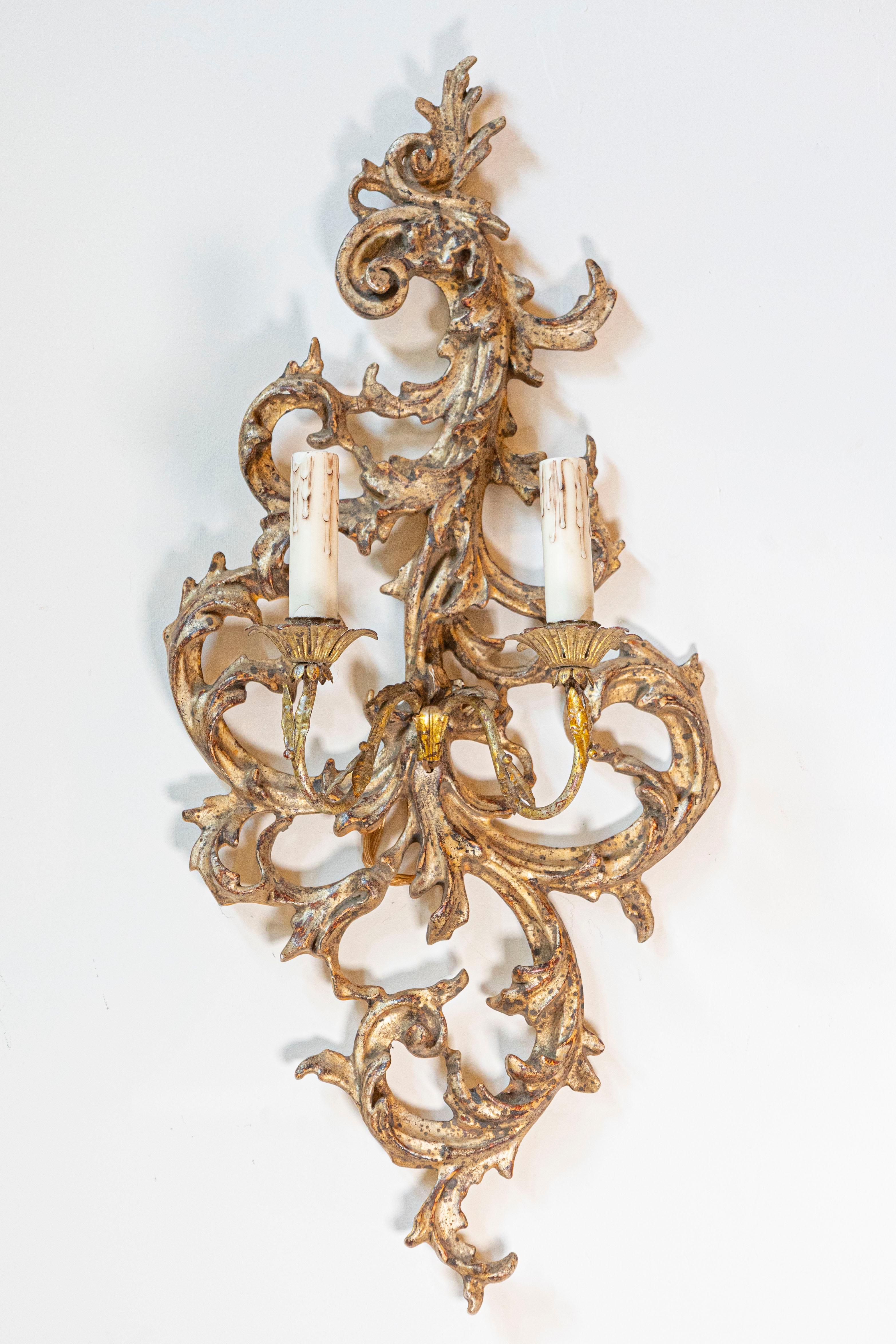 Français Paire d'appliques à deux lumières en bois doré de style néo-rococo français des années 1850 en vente