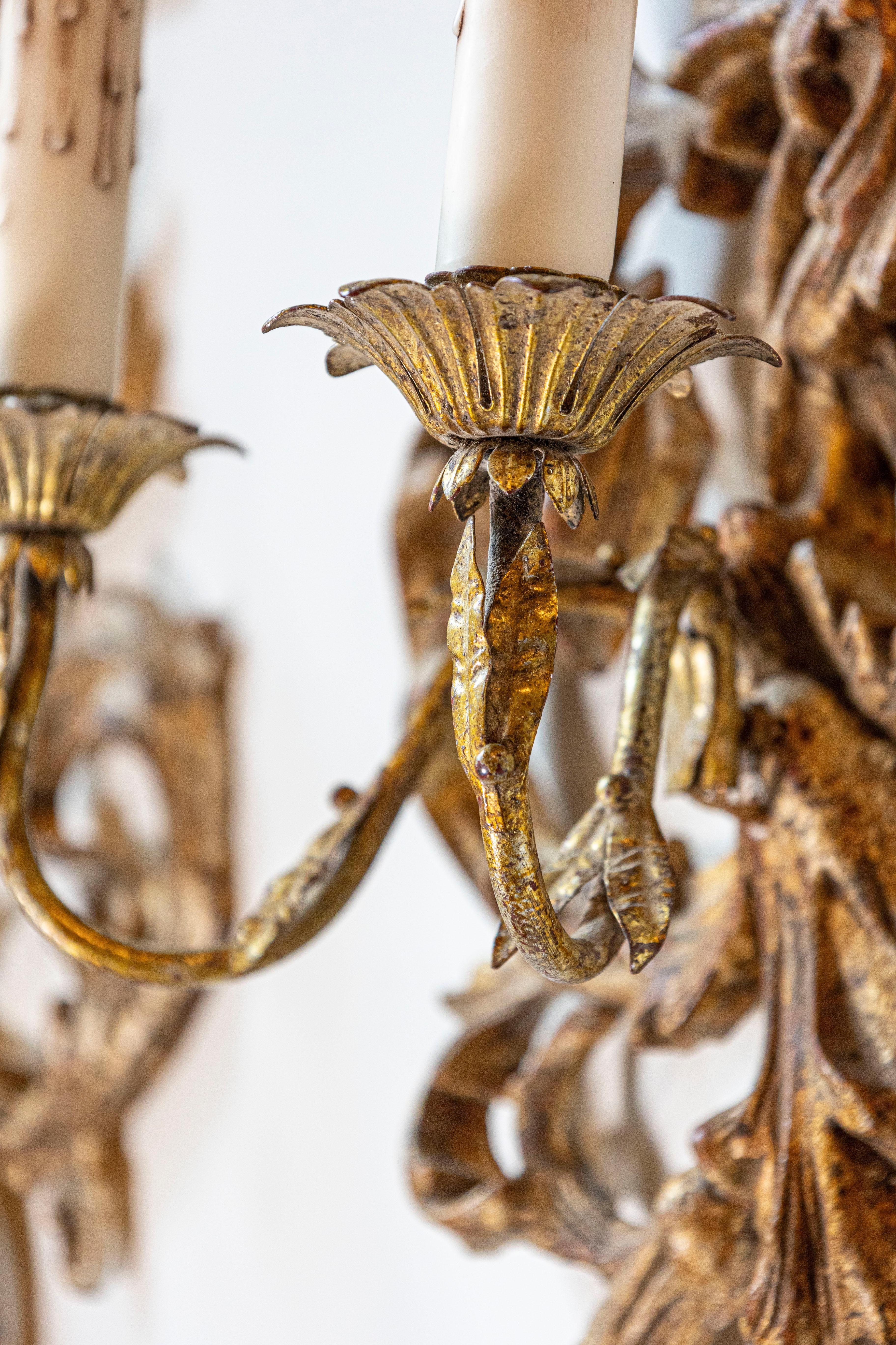 XIXe siècle Paire d'appliques à deux lumières en bois doré de style néo-rococo français des années 1850 en vente