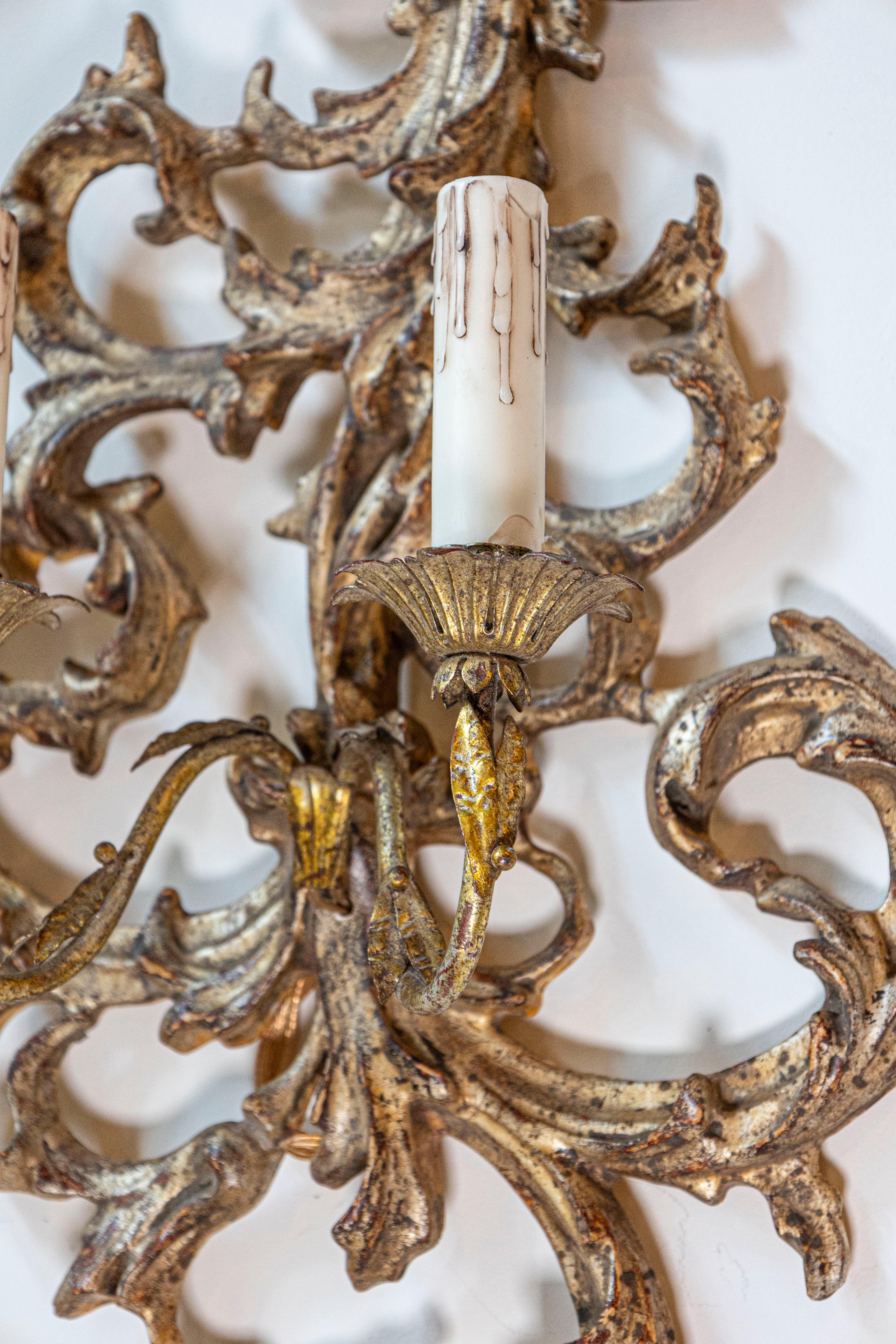Paire d'appliques à deux lumières en bois doré de style néo-rococo français des années 1850 en vente 1
