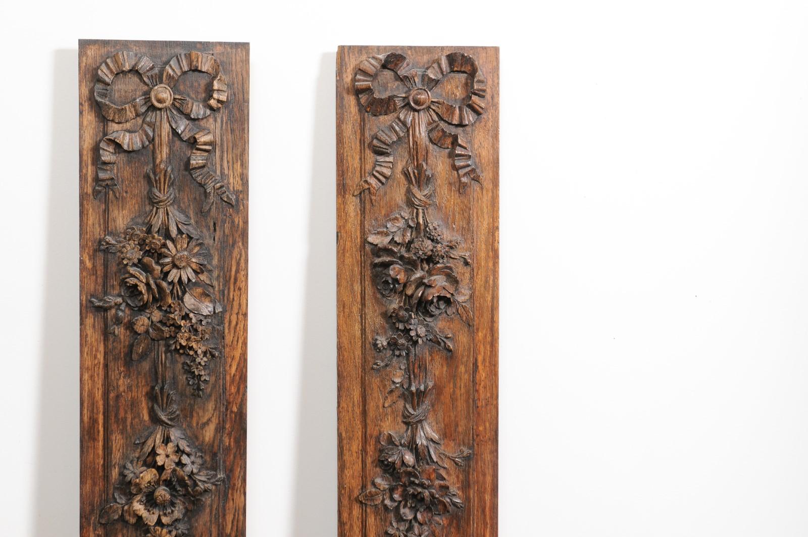 Français Paire de panneaux de bois sculptés français des années 1890 avec bouquets et urnes à niveaux en ruban en vente
