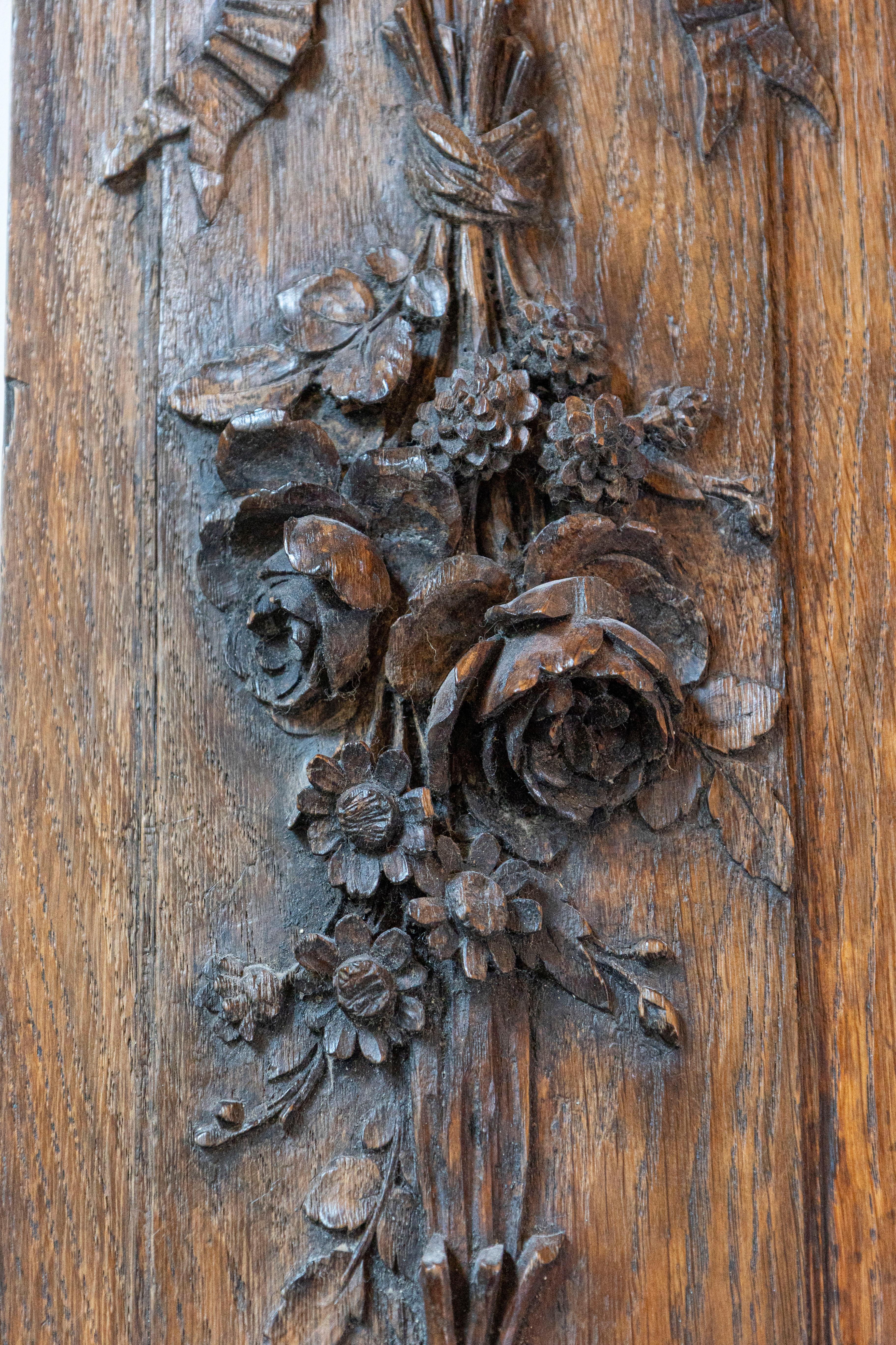 Pair of French 1890s Carved Wooden Panels with Ribbon-Tied Bouquets and Urns For Sale 1