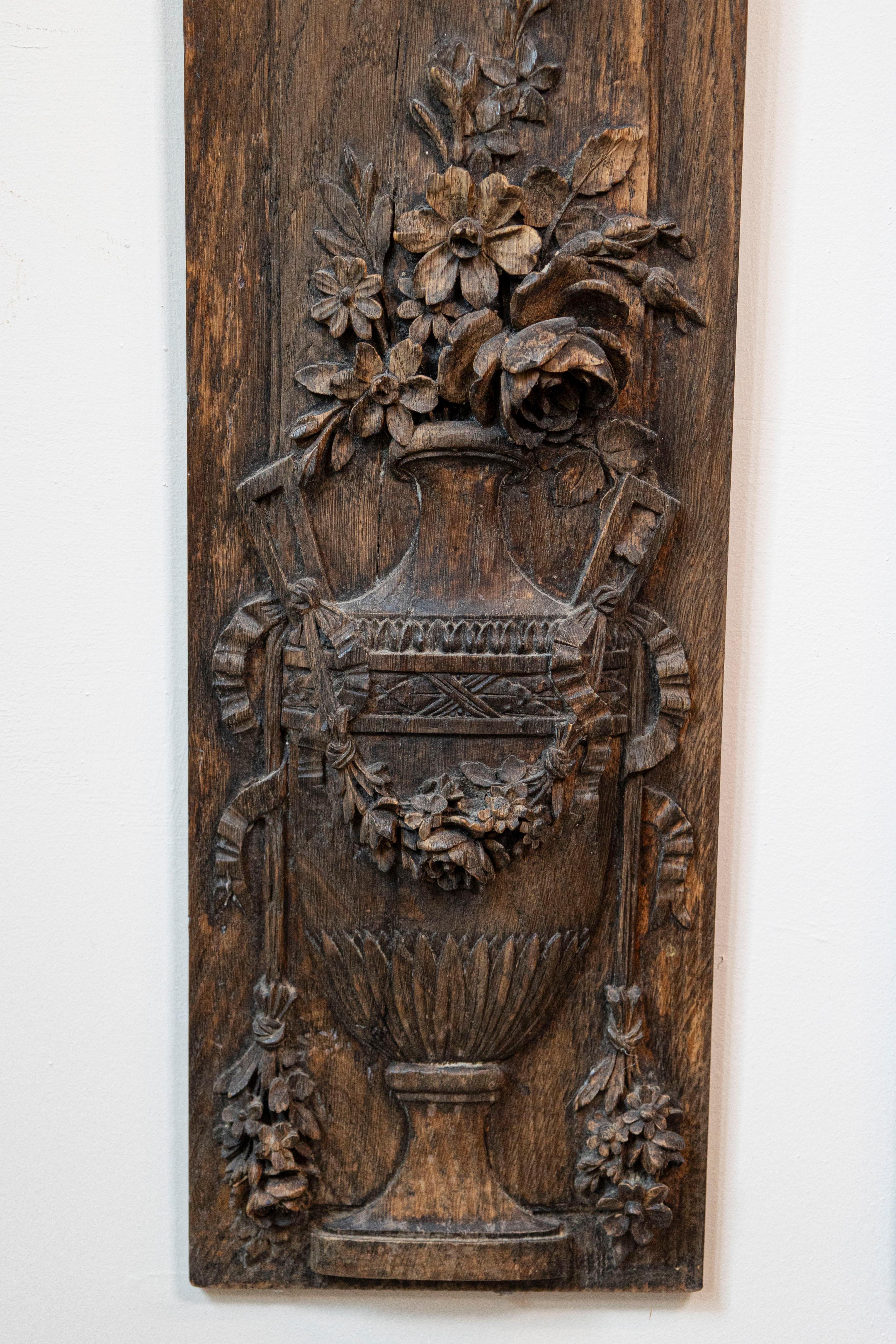 Pair of French 1890s Carved Wooden Panels with Ribbon-Tied Bouquets and Urns For Sale 2