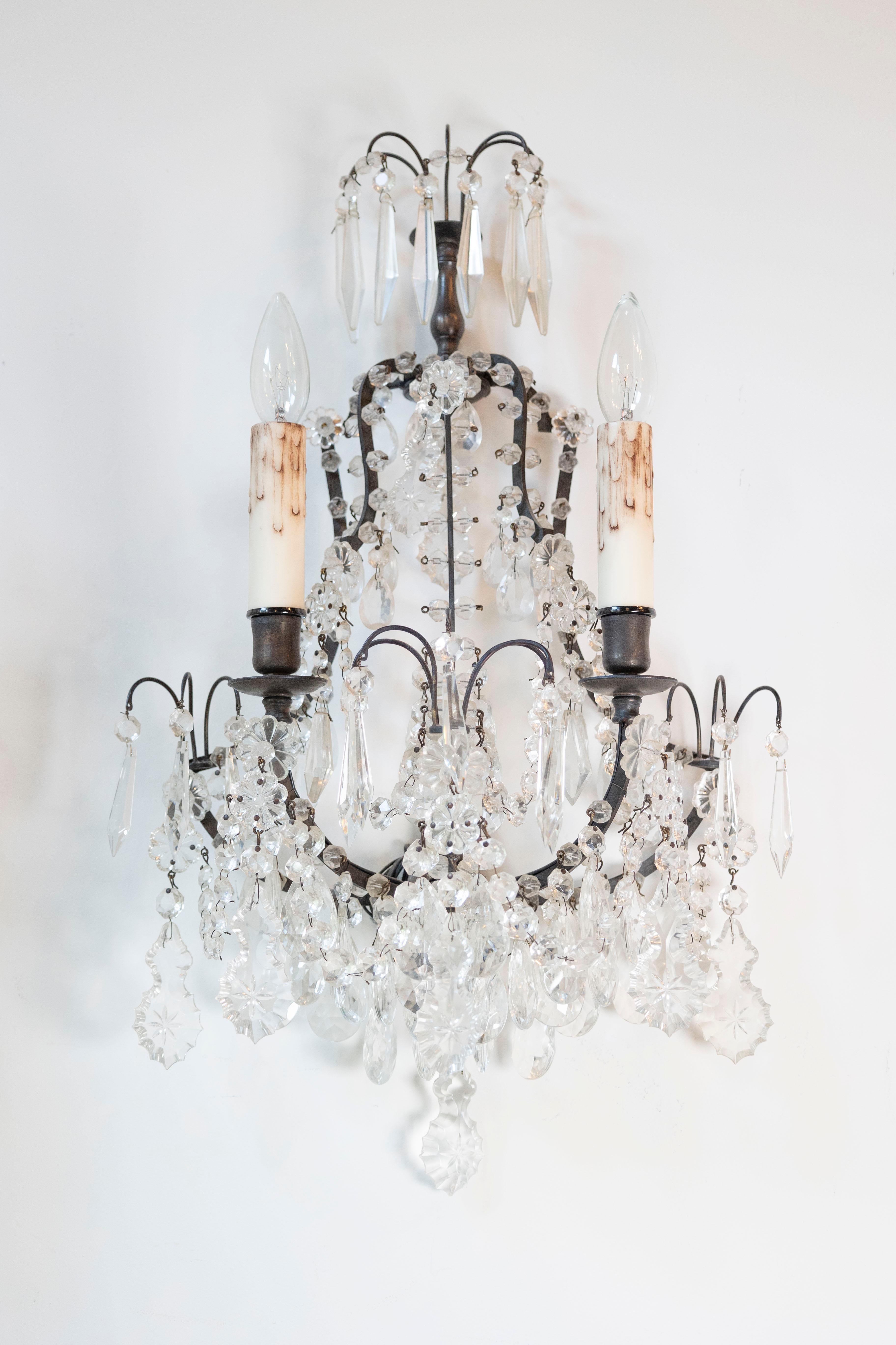 Rococo Paire d'appliques à deux lumières en cristal de style rococo français des années 1890, câblées pour les États-Unis en vente