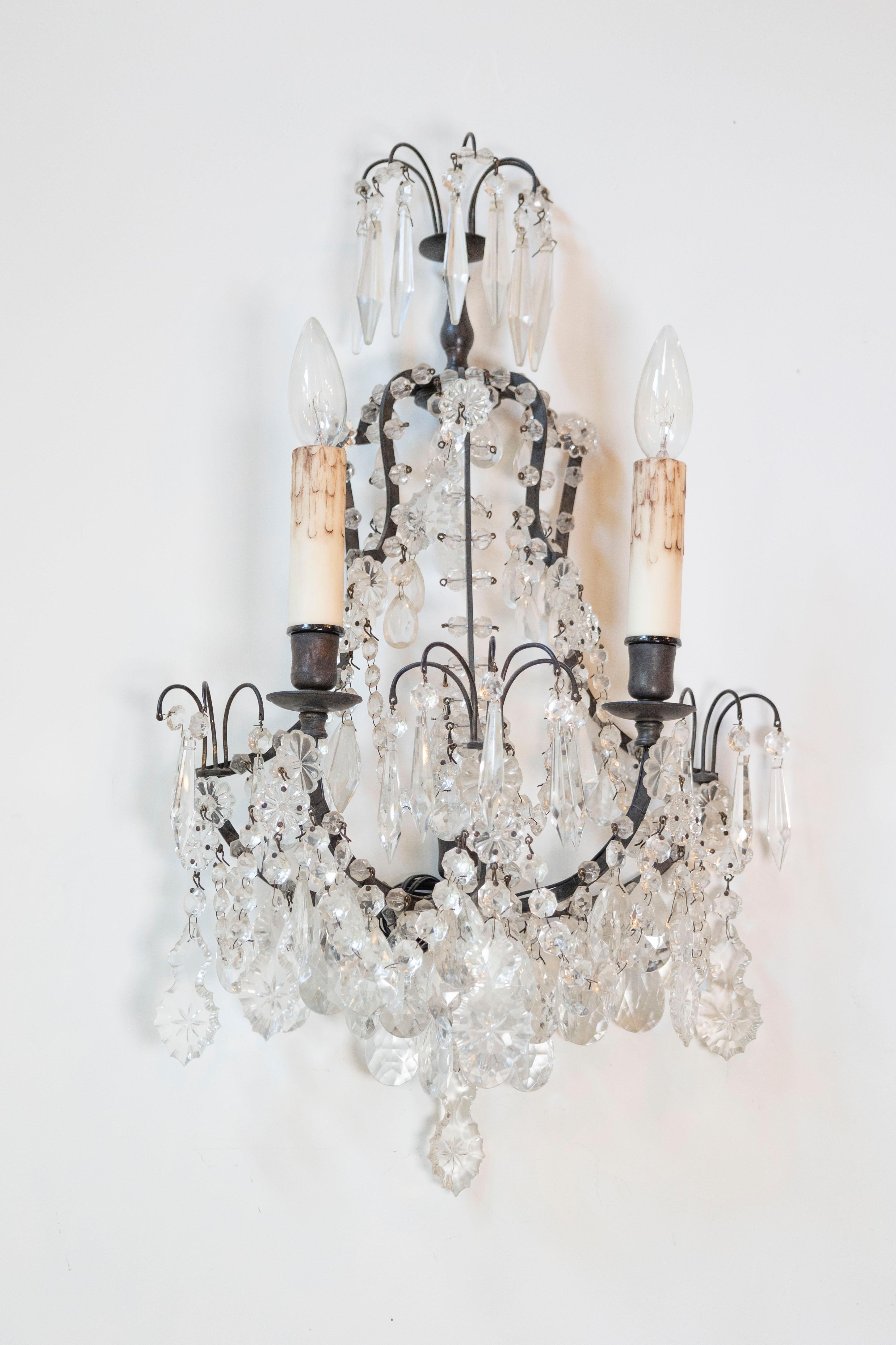 Français Paire d'appliques à deux lumières en cristal de style rococo français des années 1890, câblées pour les États-Unis en vente
