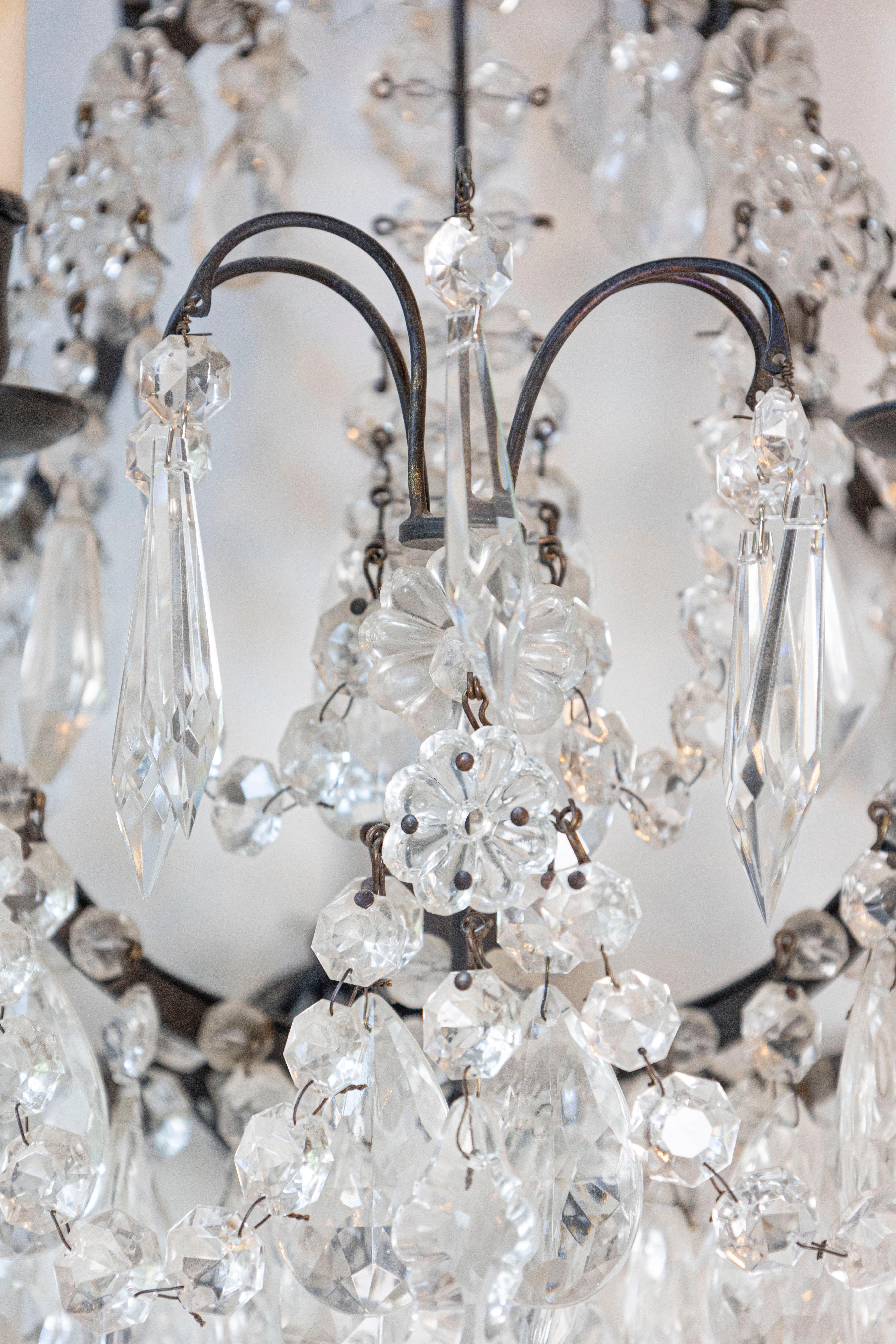 Paire d'appliques à deux lumières en cristal de style rococo français des années 1890, câblées pour les États-Unis Bon état - En vente à Atlanta, GA