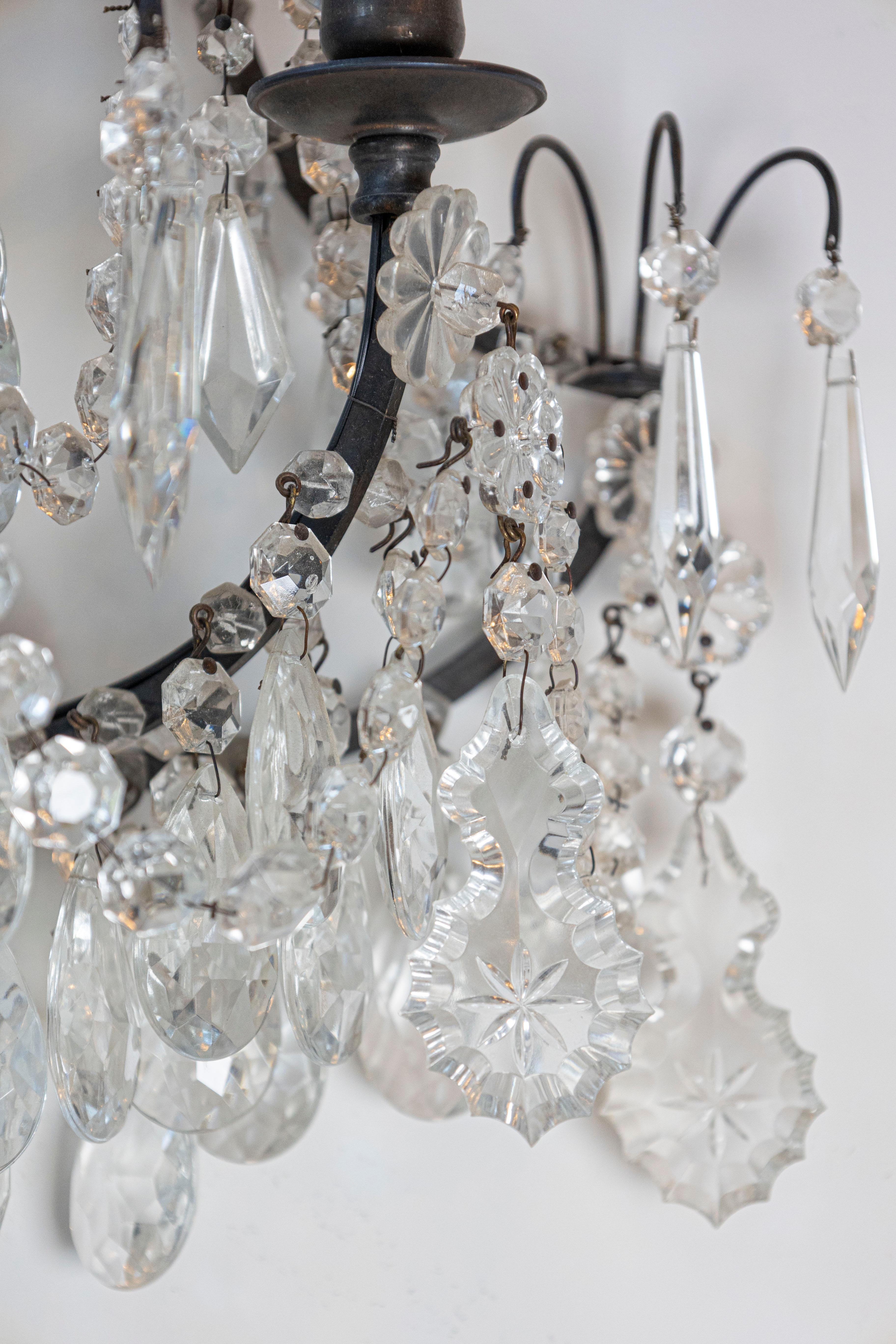 XIXe siècle Paire d'appliques à deux lumières en cristal de style rococo français des années 1890, câblées pour les États-Unis en vente