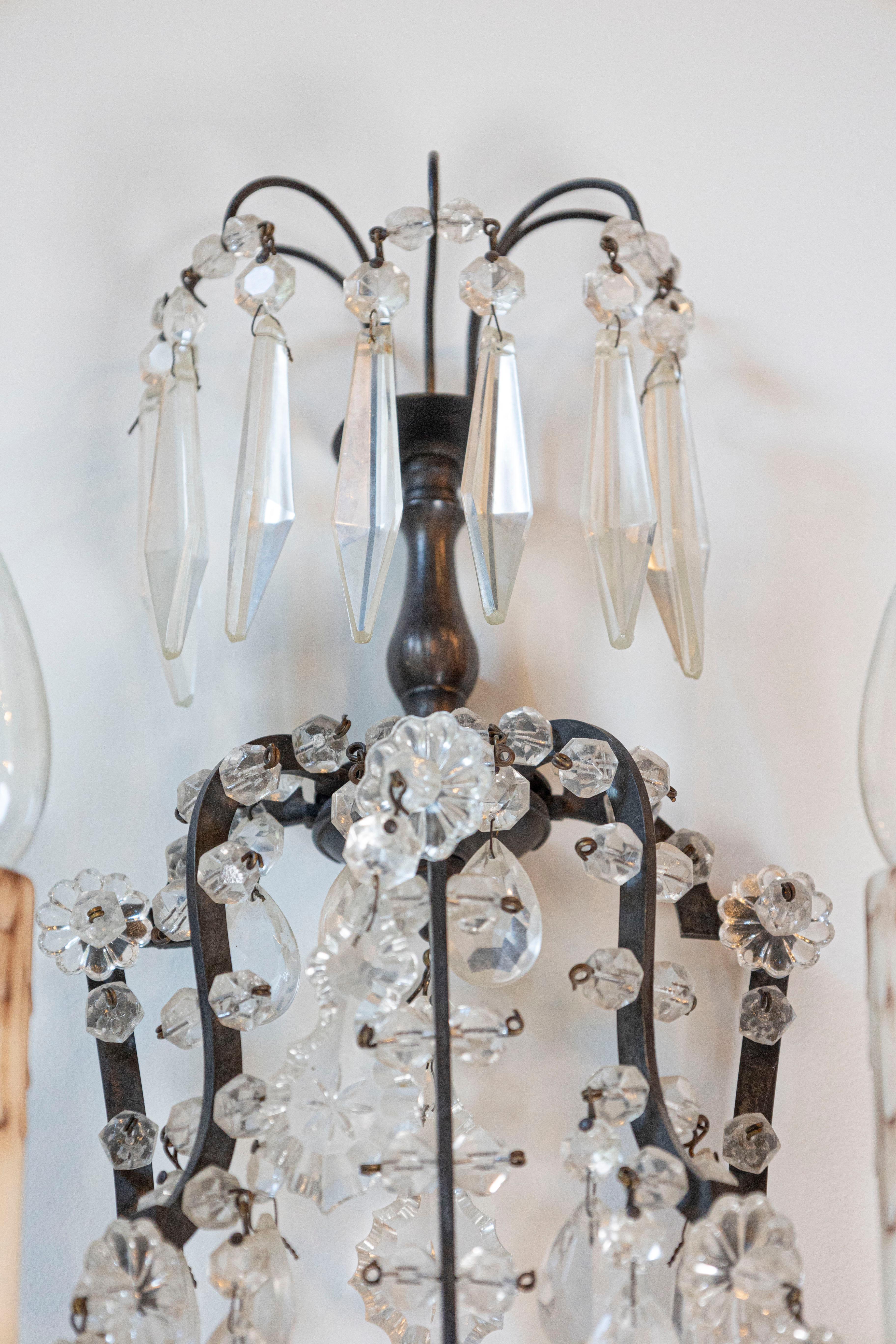 Métal Paire d'appliques à deux lumières en cristal de style rococo français des années 1890, câblées pour les États-Unis en vente