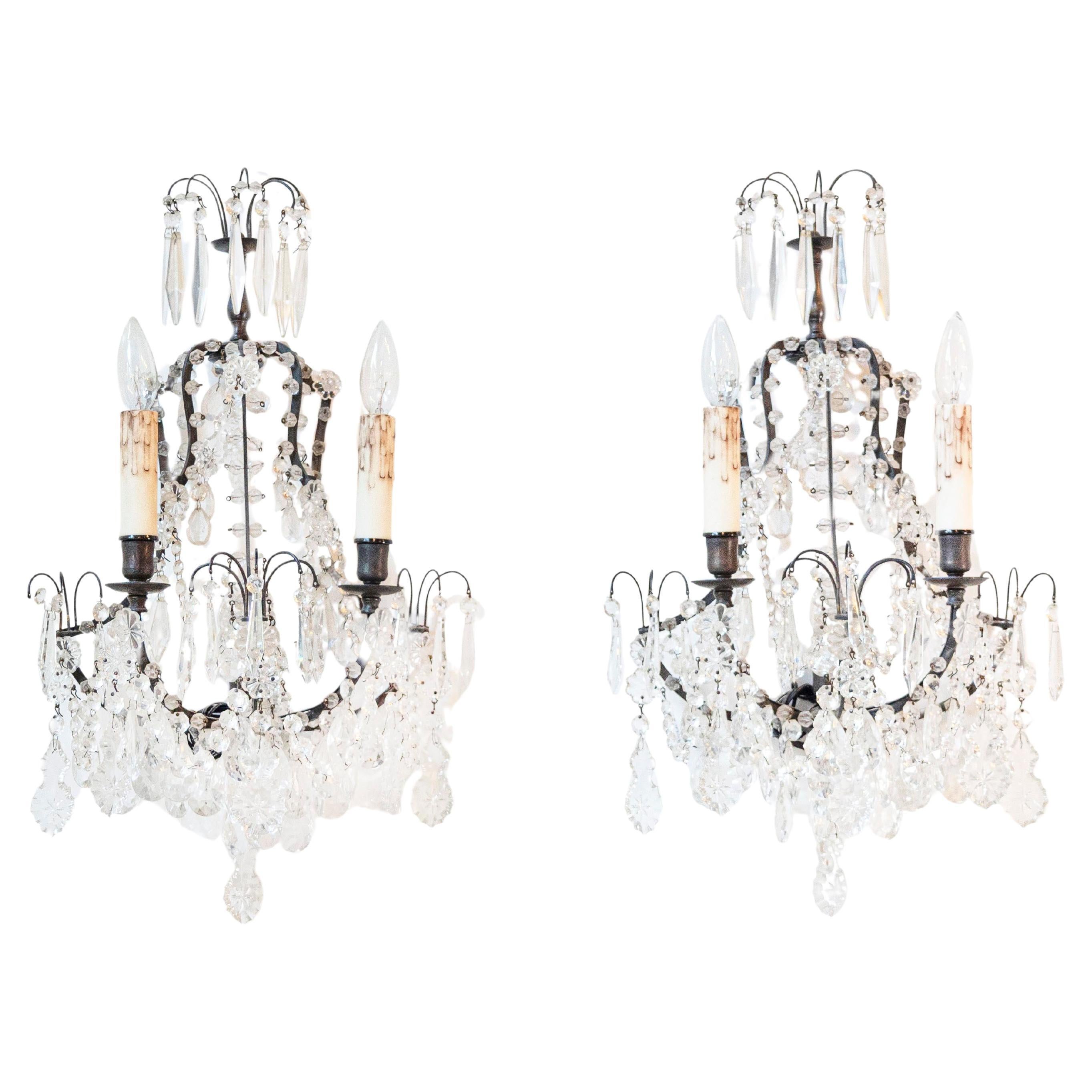 Paire d'appliques à deux lumières en cristal de style rococo français des années 1890, câblées pour les États-Unis en vente