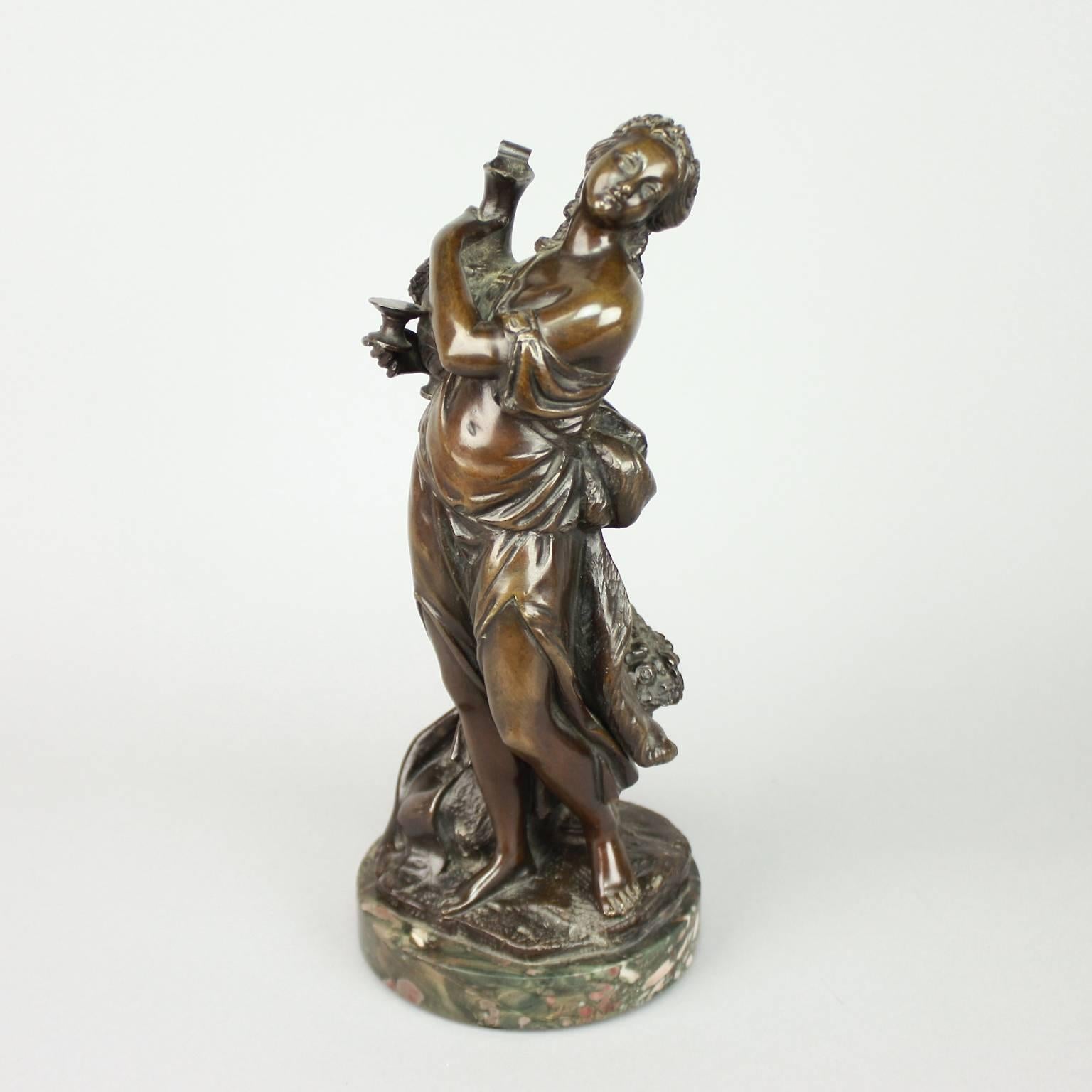 Seltenes Paar von Bronzeskulpturen, die eine Bacchantin und einen Faun darstellen, nach einem Entwurf von Jean-Hugues Taraval aus dem Jahr 1773. Jean-Hugues Taraval (1729-1785) war ein französischer Maler, der für seinen 