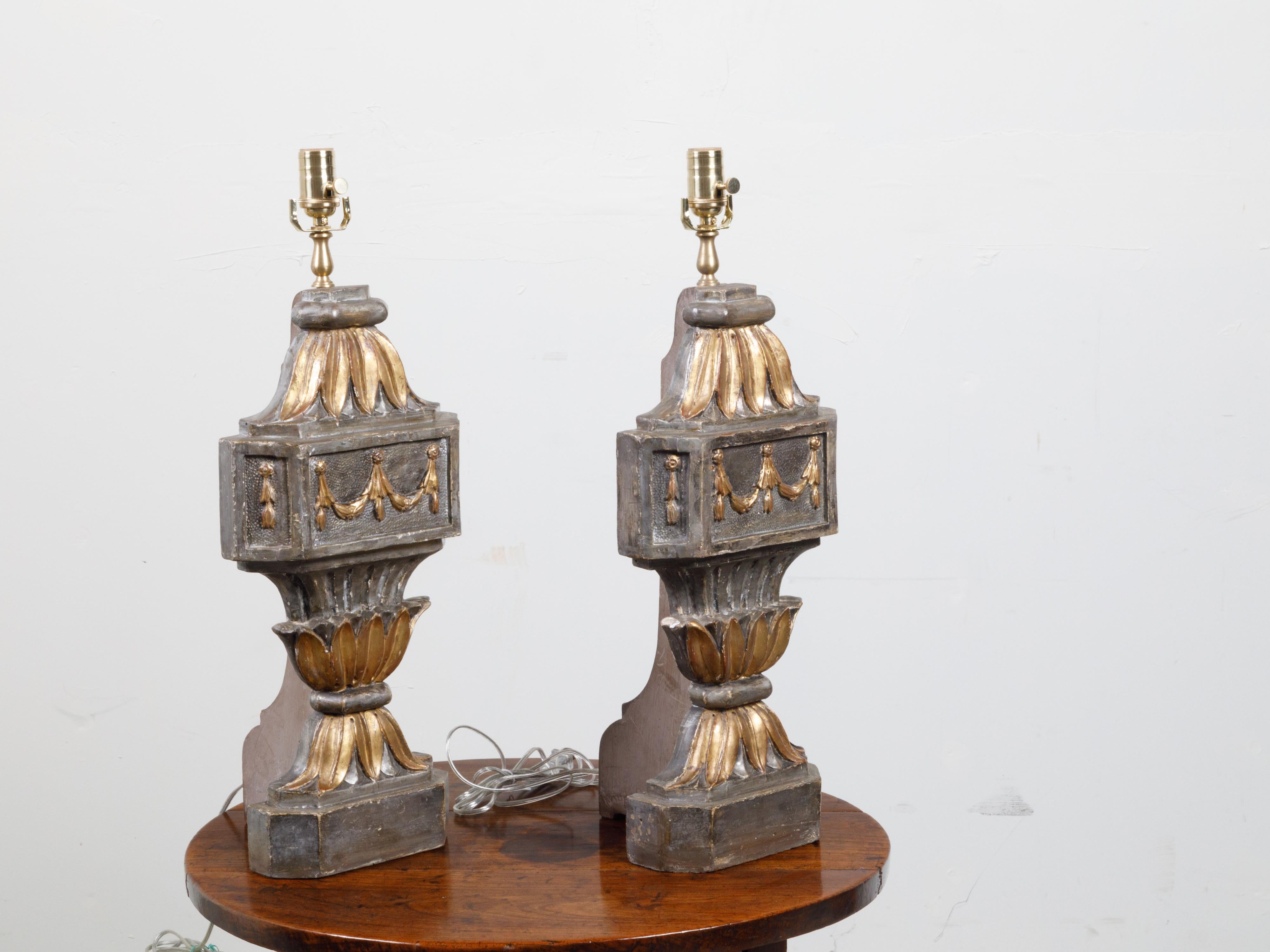 Paire de fragments de lampe de bureau du 18ème siècle sculptés et dorés transformés en lampes en vente 3