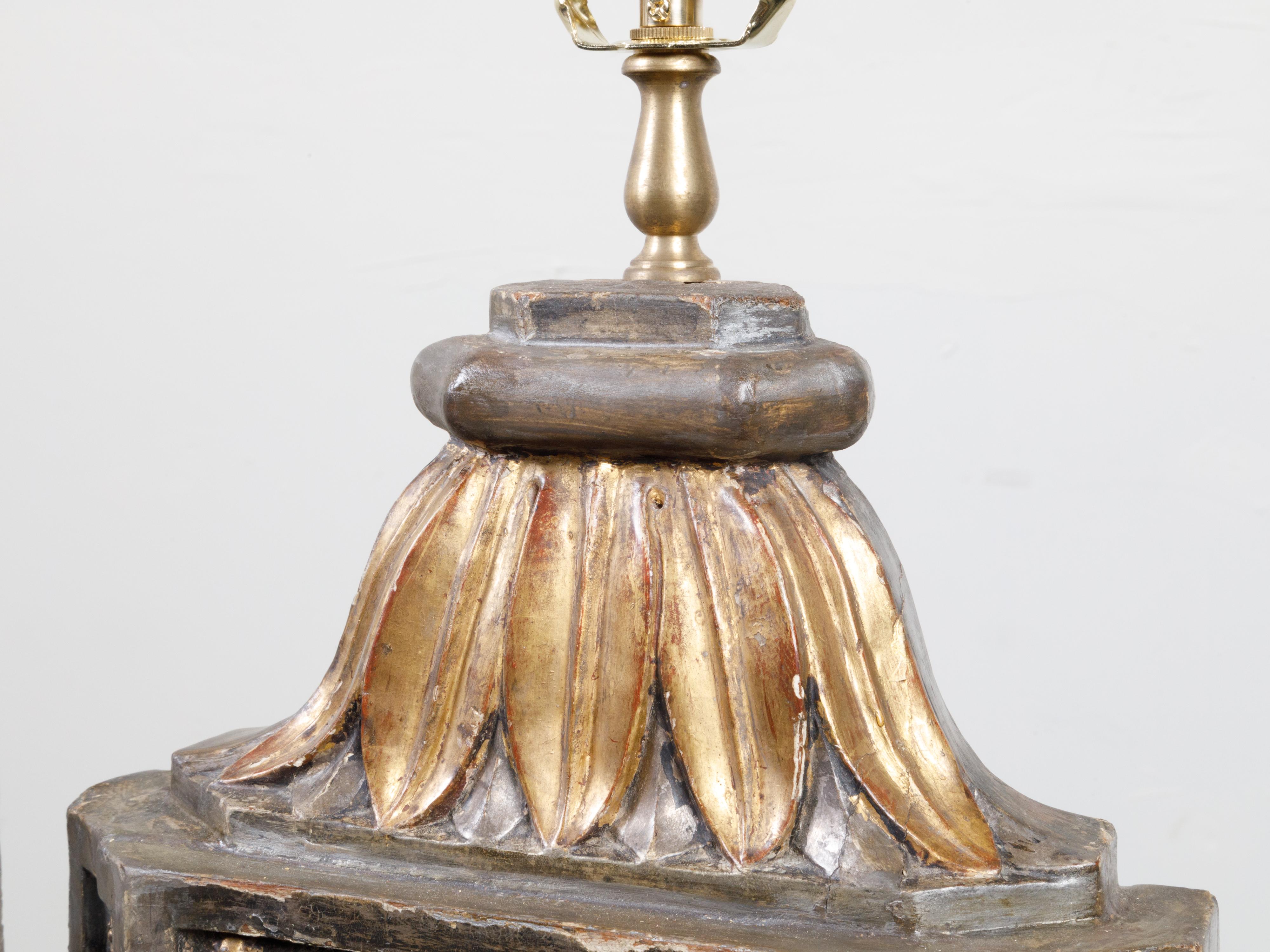 Sculpté Paire de fragments de lampe de bureau du 18ème siècle sculptés et dorés transformés en lampes en vente