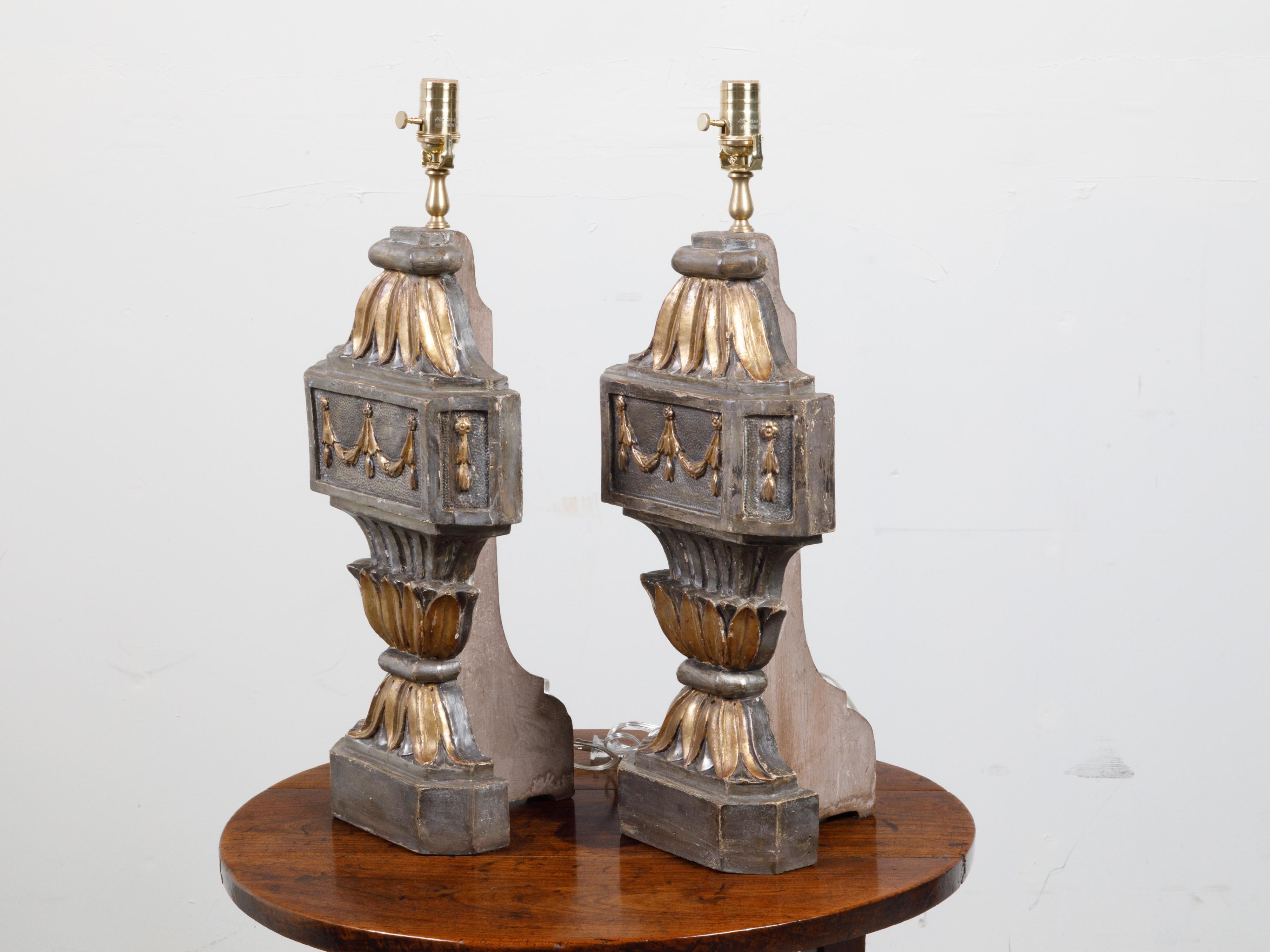 XVIIIe siècle et antérieur Paire de fragments de lampe de bureau du 18ème siècle sculptés et dorés transformés en lampes en vente