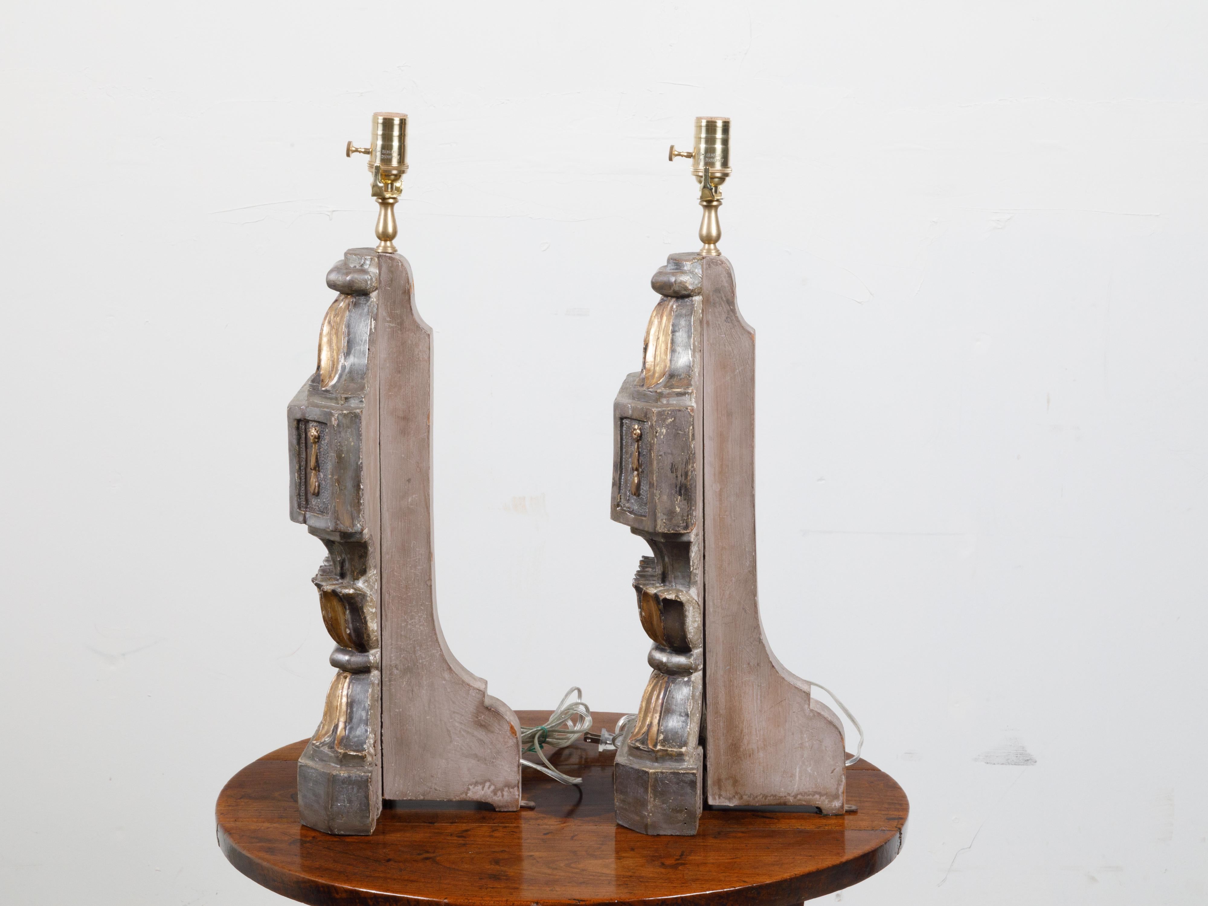 Bois Paire de fragments de lampe de bureau du 18ème siècle sculptés et dorés transformés en lampes en vente