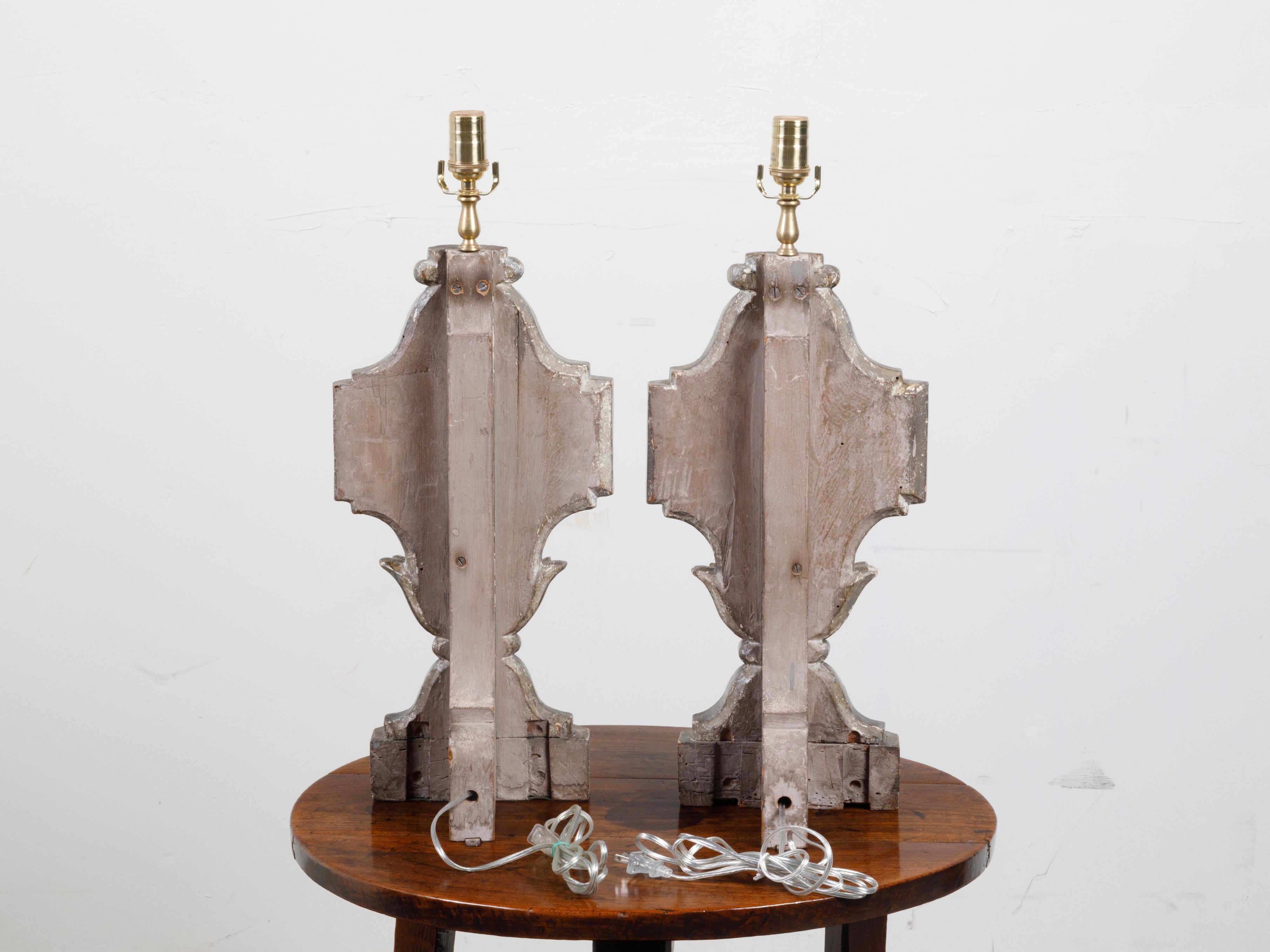Paire de fragments de lampe de bureau du 18ème siècle sculptés et dorés transformés en lampes en vente 1