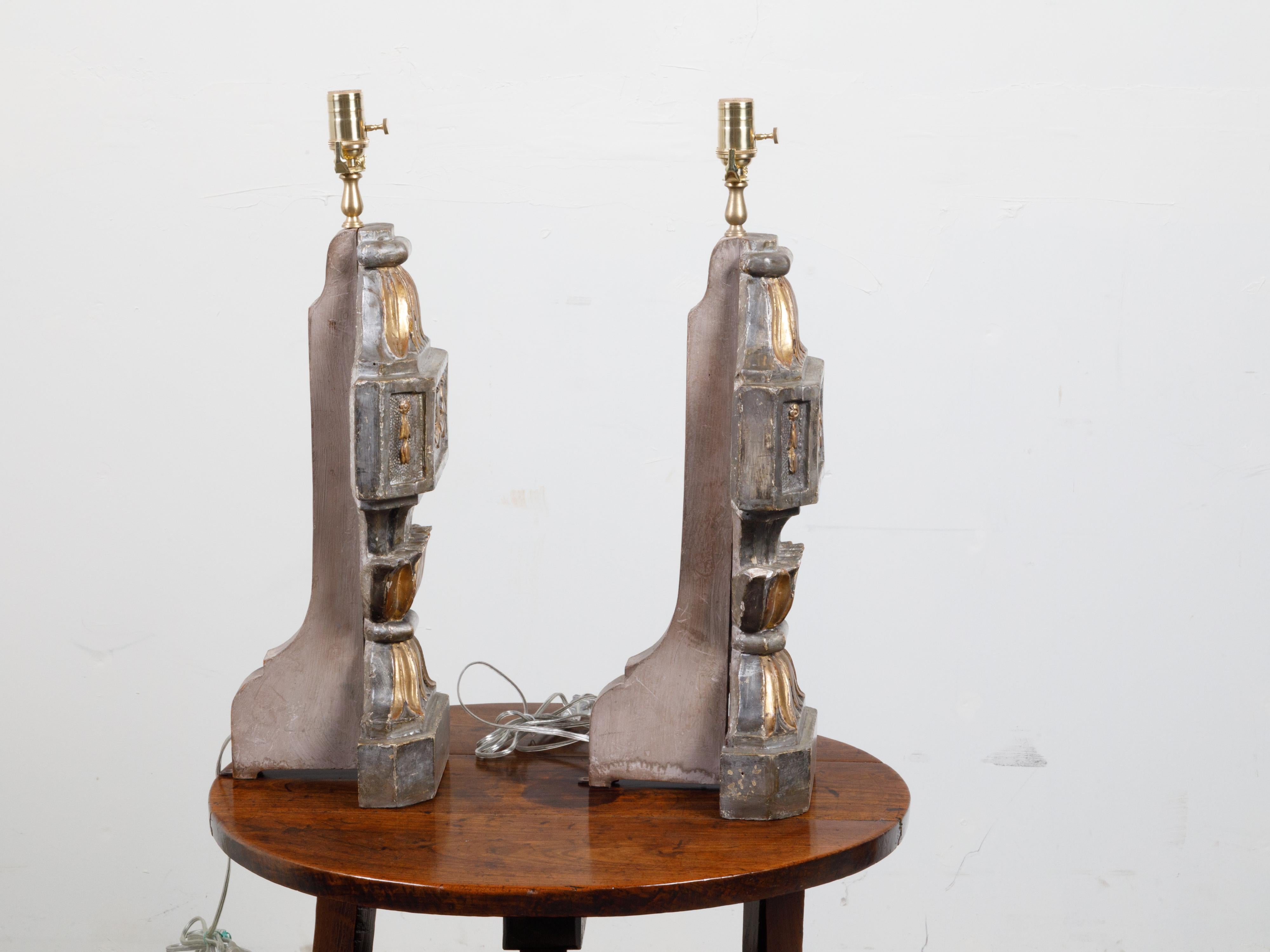 Paire de fragments de lampe de bureau du 18ème siècle sculptés et dorés transformés en lampes en vente 2