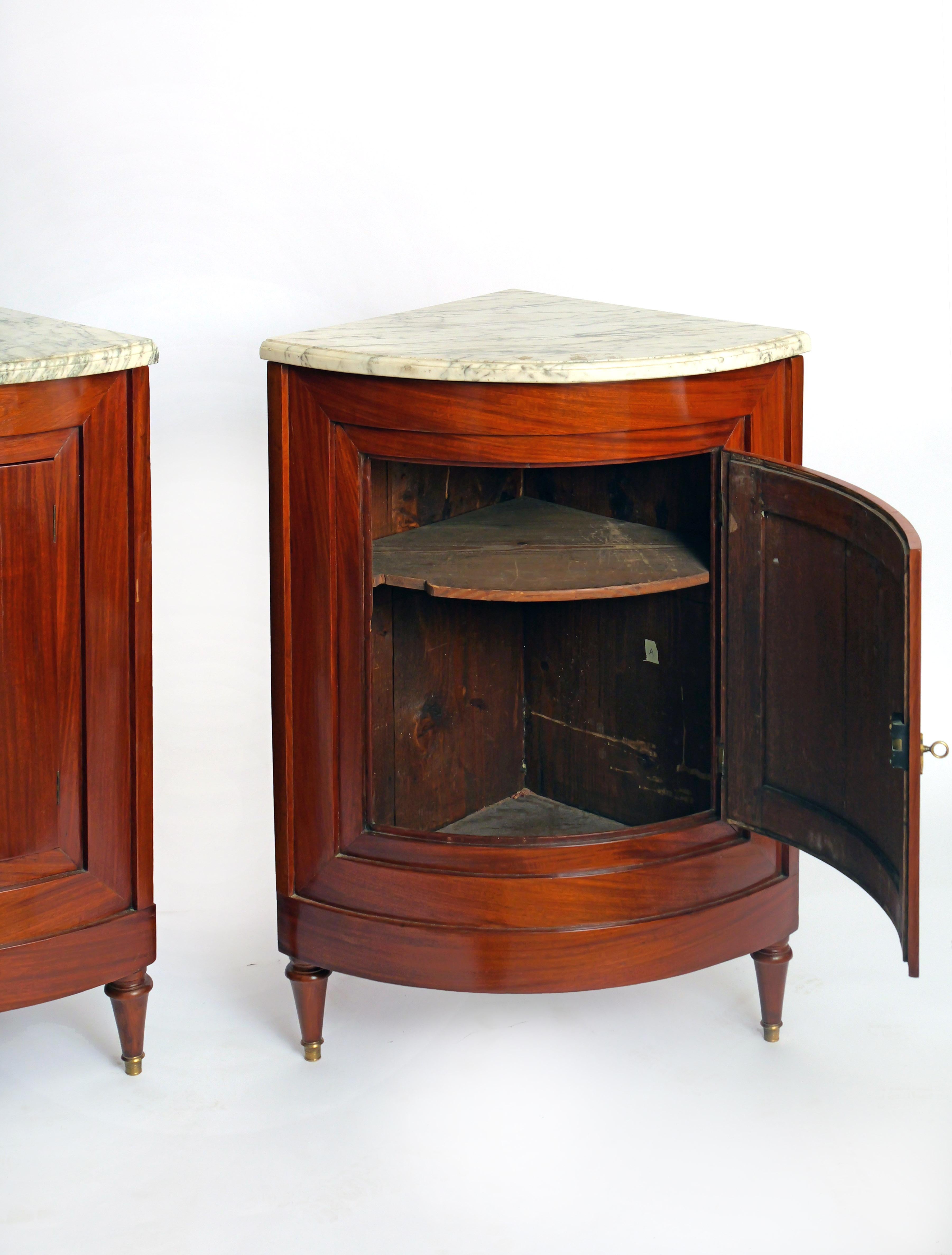 Pareja de armarios esquineros franceses de estilo Imperio, siglo XVIII, de Jacob Frères, uno de los fabricantes de muebles más influyentes y exitosos de Francia. 

Puerta de panel arqueado y patas redondeadas con latón, 
Caoba, chapada y maciza con