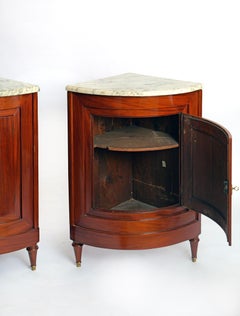 Paar französische Eckschränke des 18. Jahrhunderts mit Marmorplatten, JACOB Frères