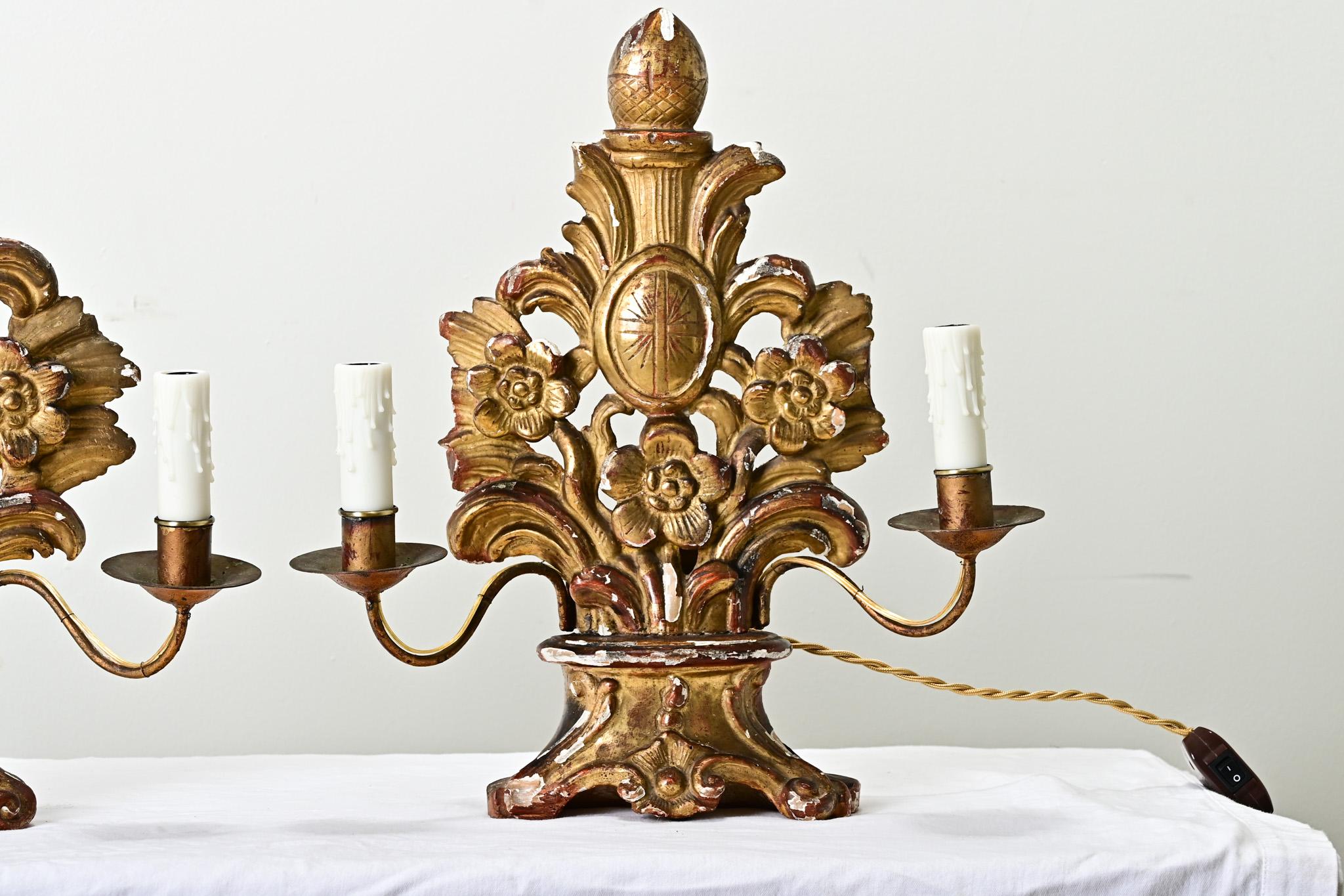 Altro Coppia di candelabri dorati francesi del XVIII secolo in vendita