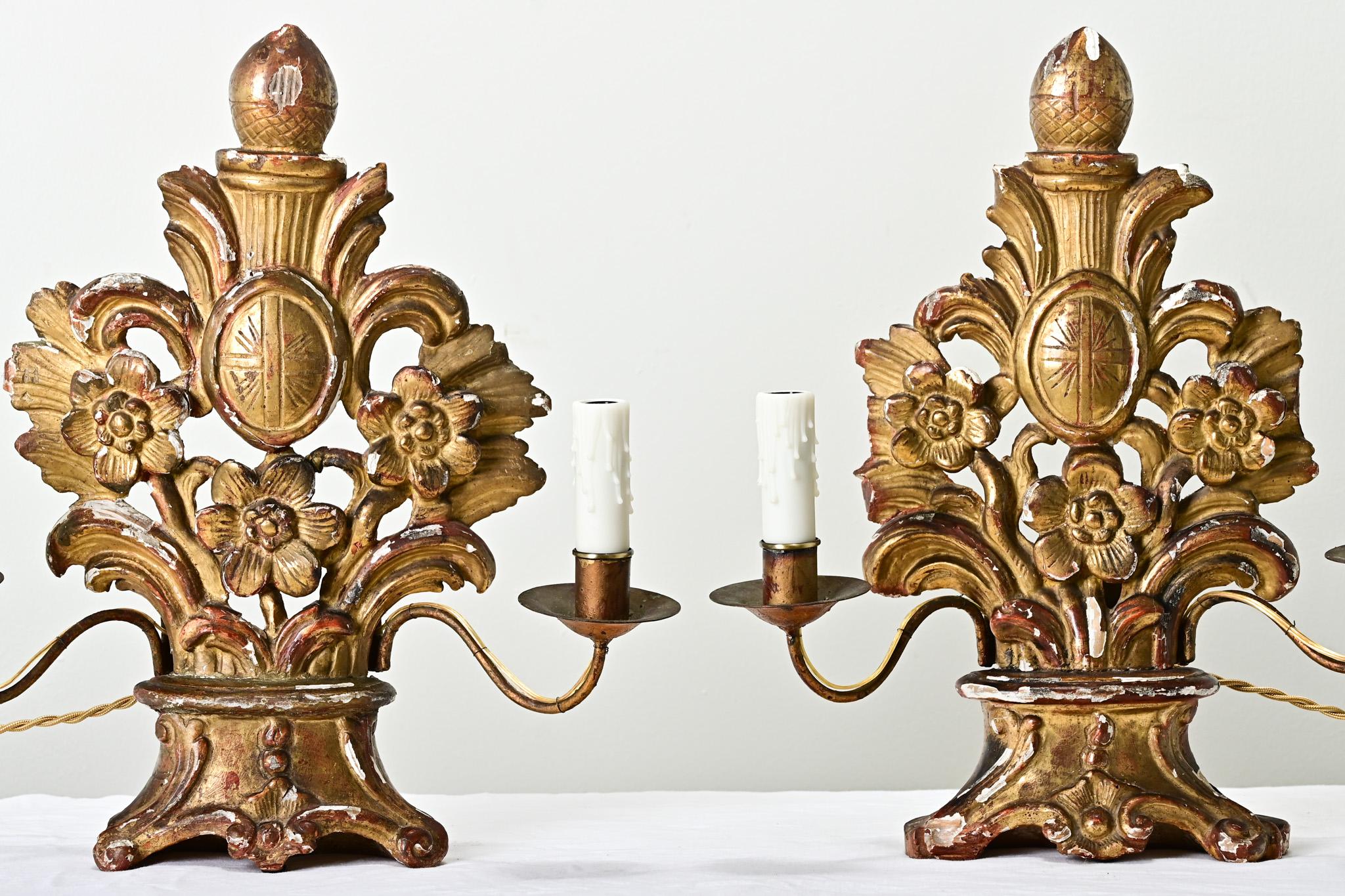 Francese Coppia di candelabri dorati francesi del XVIII secolo in vendita