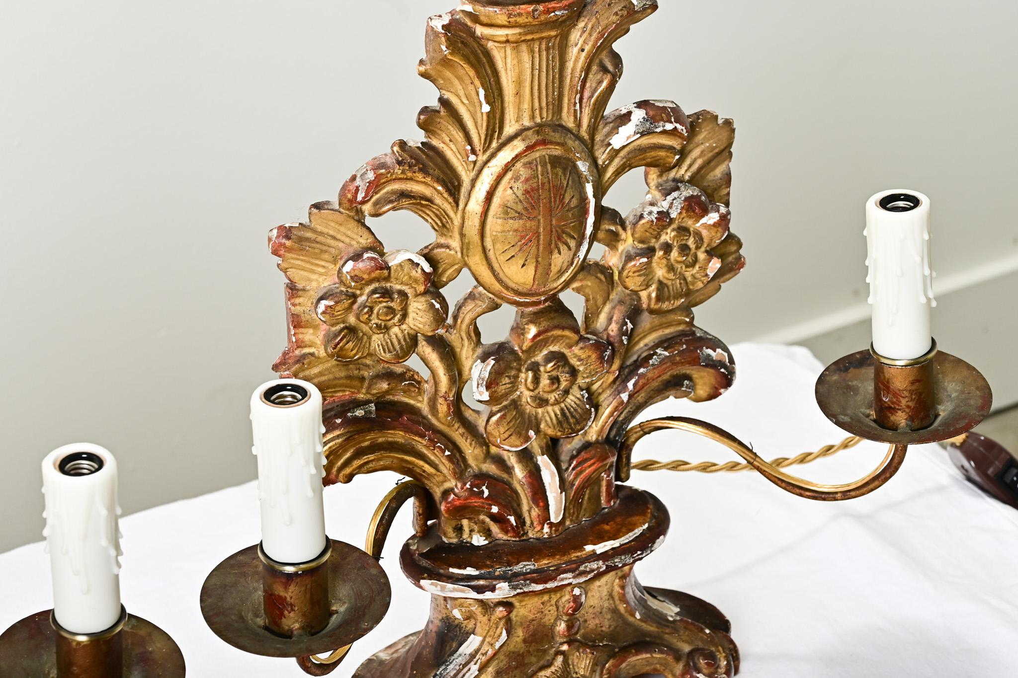Intagliato a mano Coppia di candelabri dorati francesi del XVIII secolo in vendita