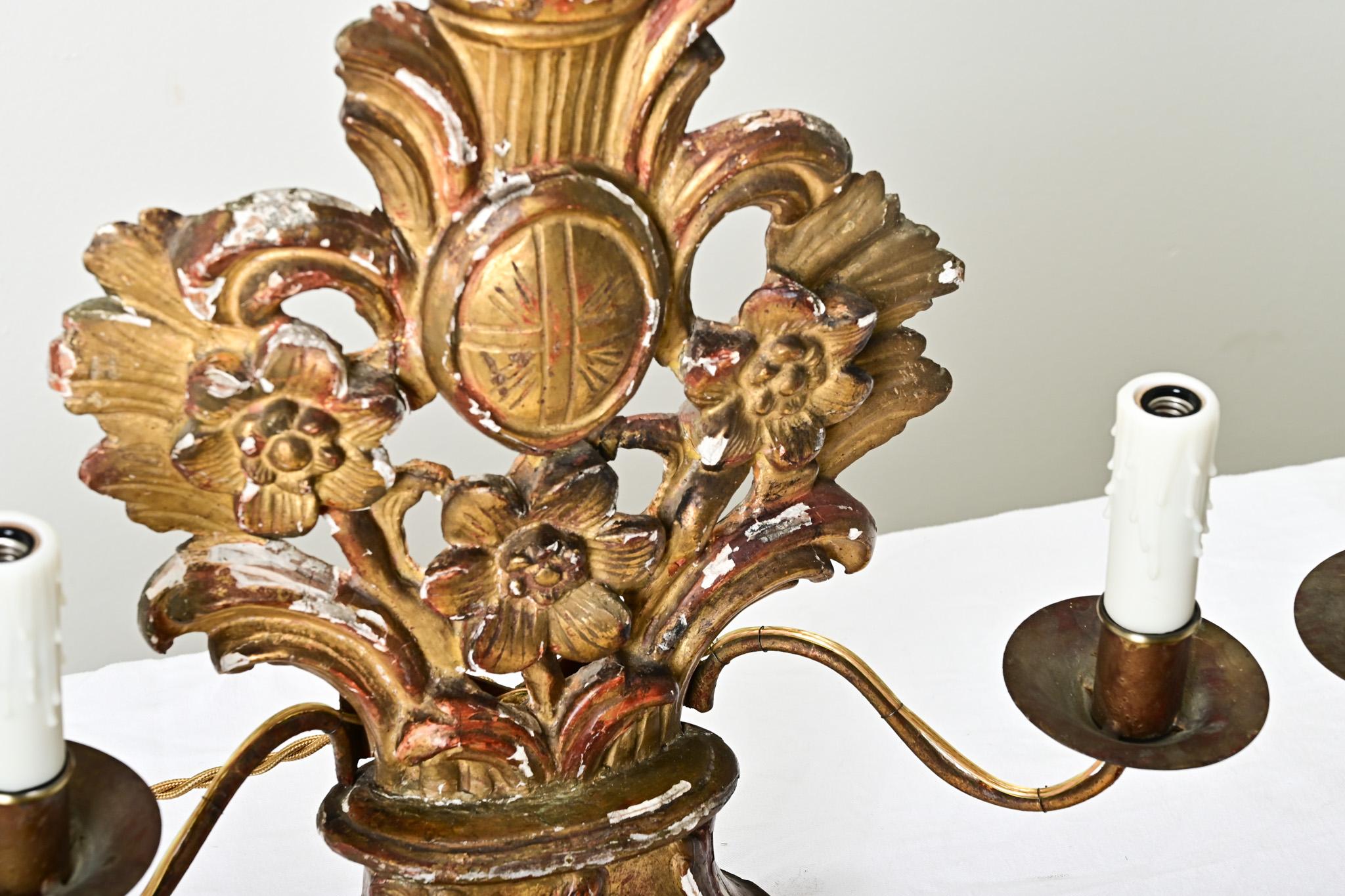 Coppia di candelabri dorati francesi del XVIII secolo In condizioni buone in vendita a Baton Rouge, LA
