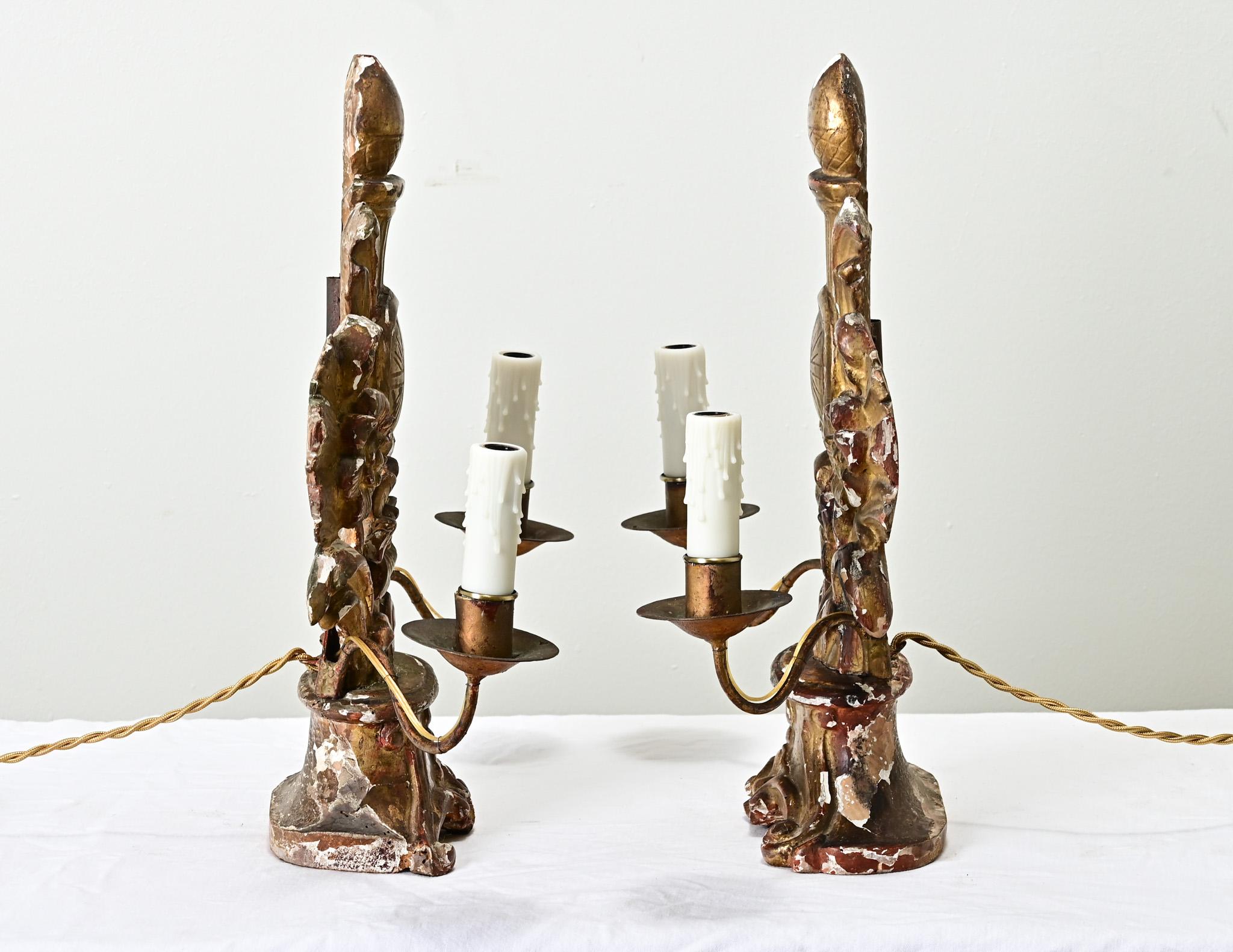 Fino al XVIII secolo Coppia di candelabri dorati francesi del XVIII secolo in vendita
