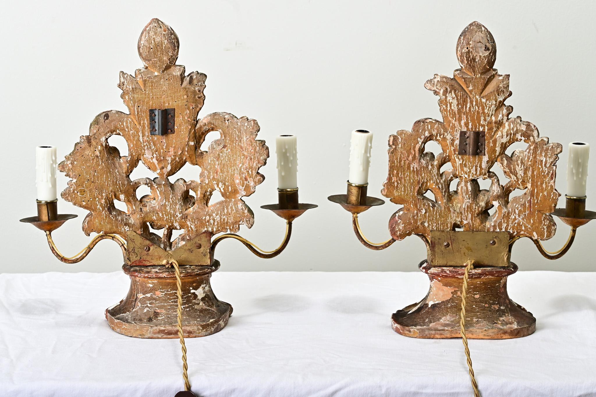 Oro Coppia di candelabri dorati francesi del XVIII secolo in vendita