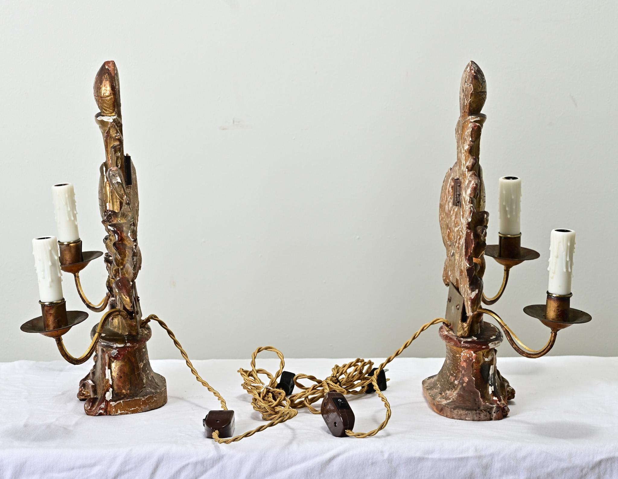 Coppia di candelabri dorati francesi del XVIII secolo in vendita 1