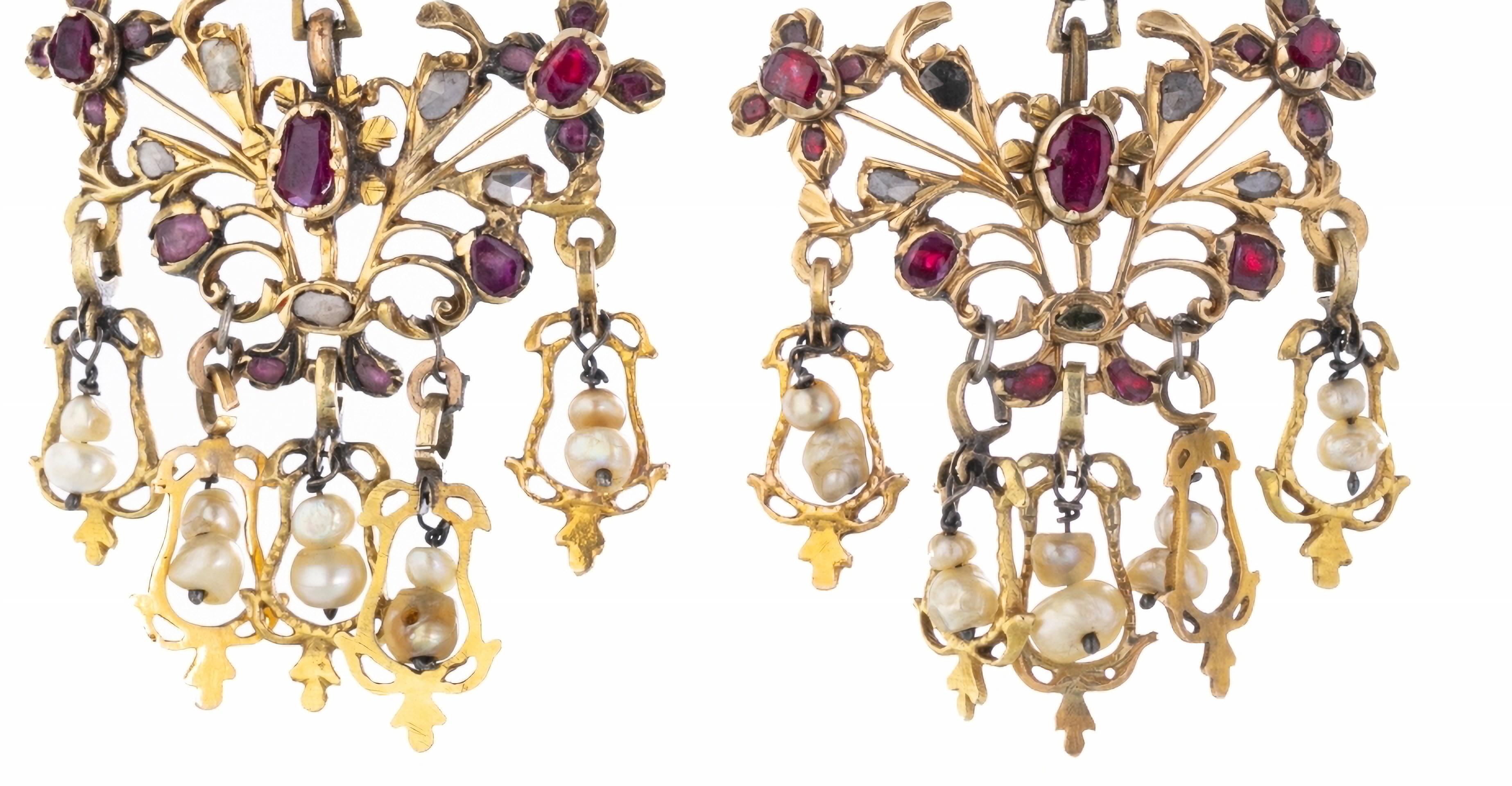 Baroque Pair of French 18th Century Gold Earrings For Sale