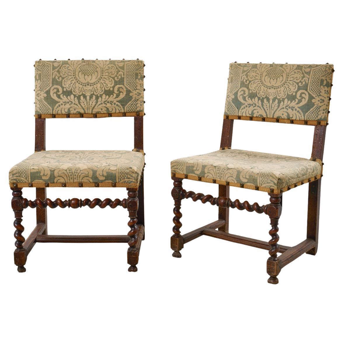 Paire de chaises d'entrée françaises du 18ème siècle, recouvertes de damas ancien en vente