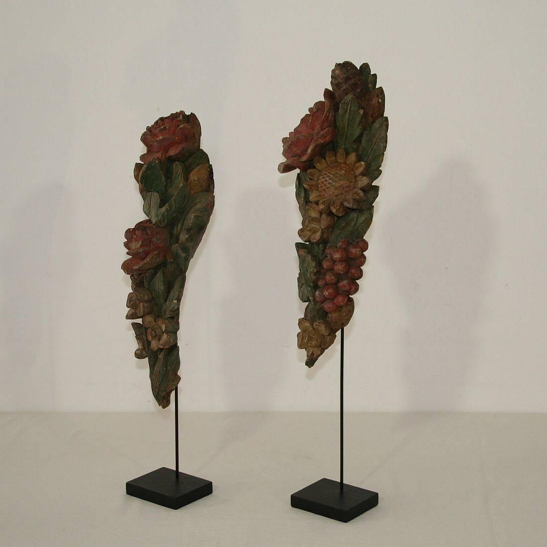Pair of French 18th Century Hand-Carved Baroque Wooden Bouquet Ornaments In Good Condition In Buisson, FR