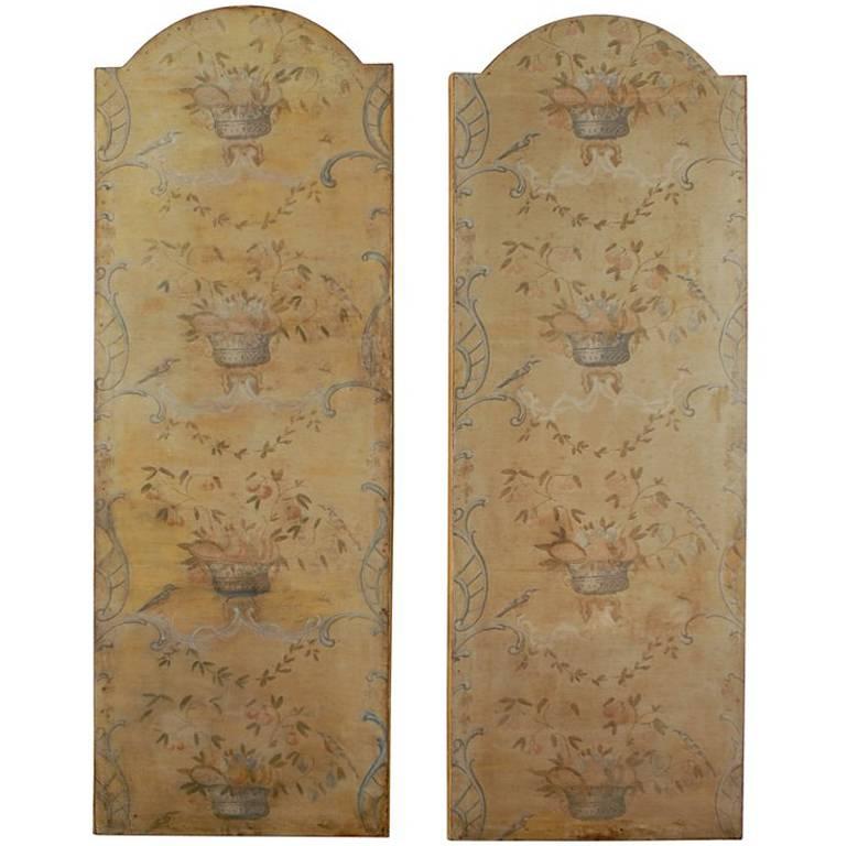 Pareja de paneles decorativos franceses del siglo XVIII pintados a mano con frutas y pájaros