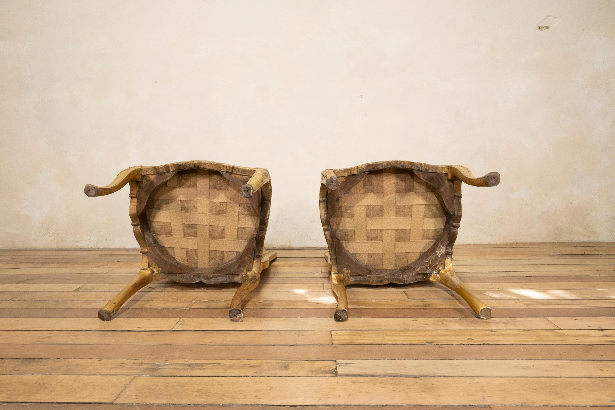 Paire de chaises d'appoint françaises Louis XV du 18ème siècle en bois doré tapissé - Or en vente 8