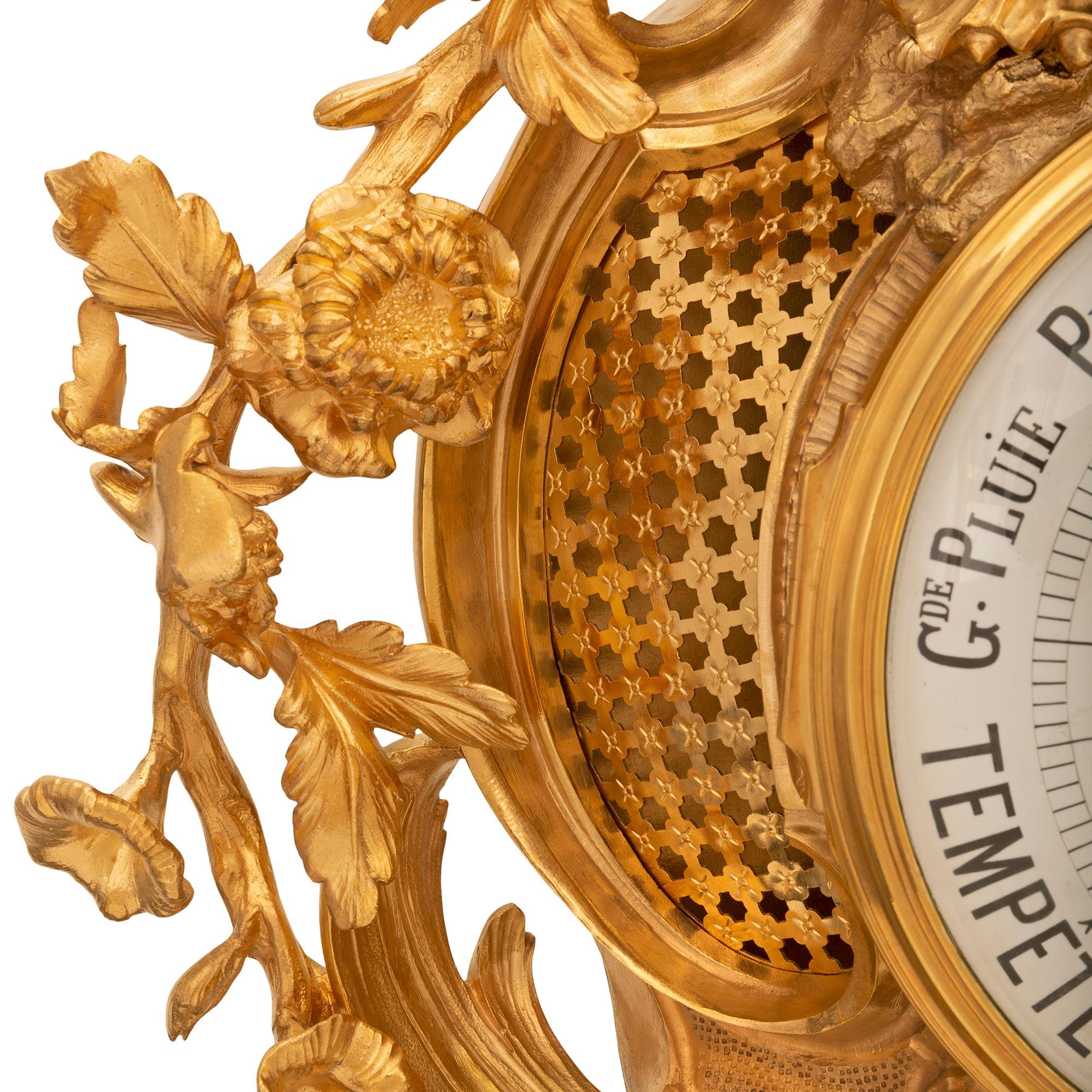 Bronze doré Paire d'horloges et de baromètres à cartel d'époque Louis XV du XVIIIe siècle en vente
