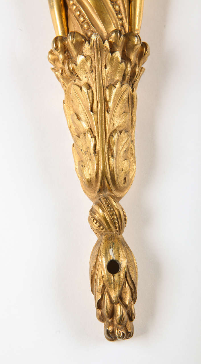 XVIIIe siècle Paire d'appliques à deux bras en bronze doré de style Louis XVI du 18ème siècle, 1780 en vente