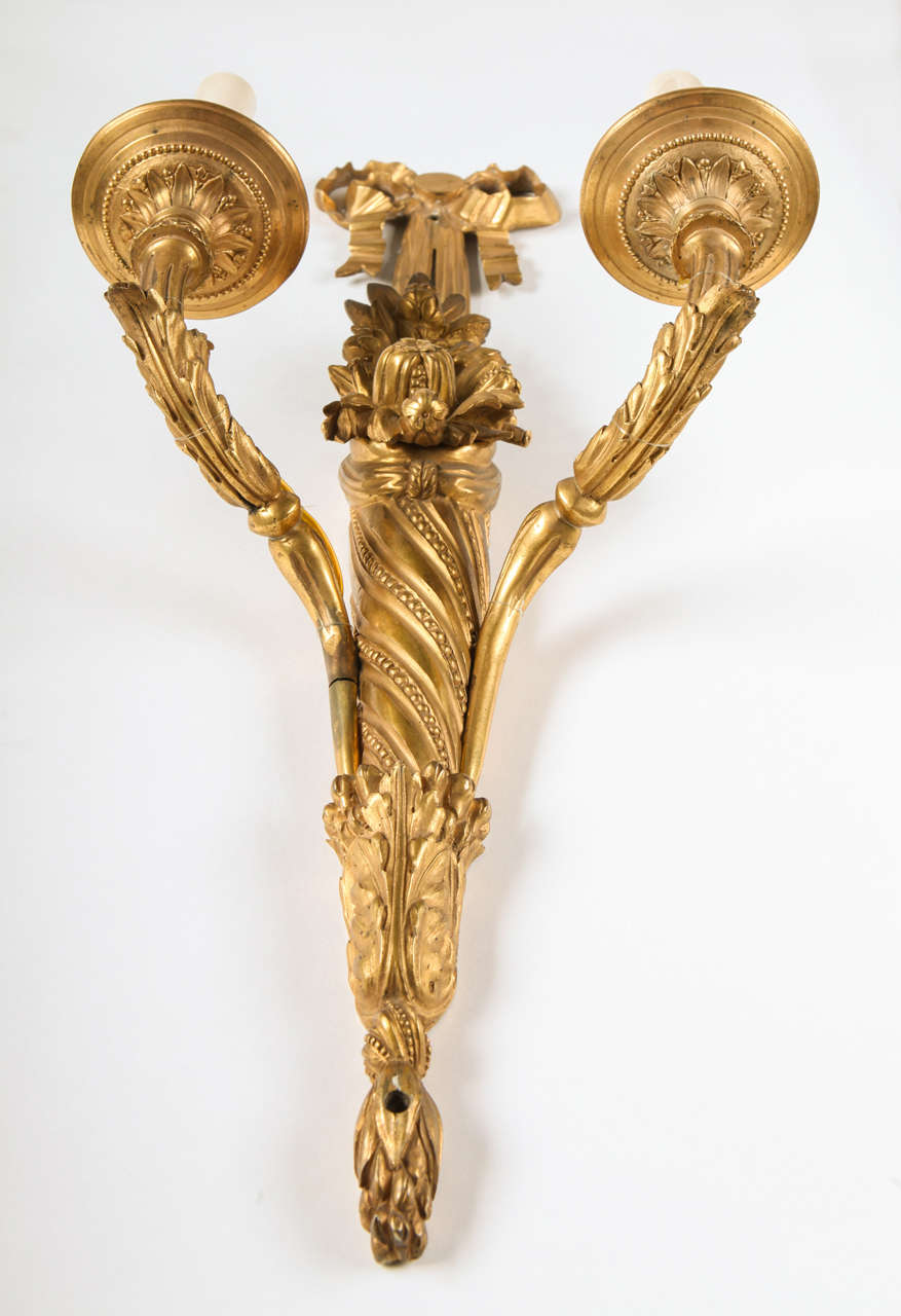 Bronze Paire d'appliques à deux bras en bronze doré de style Louis XVI du 18ème siècle, 1780 en vente