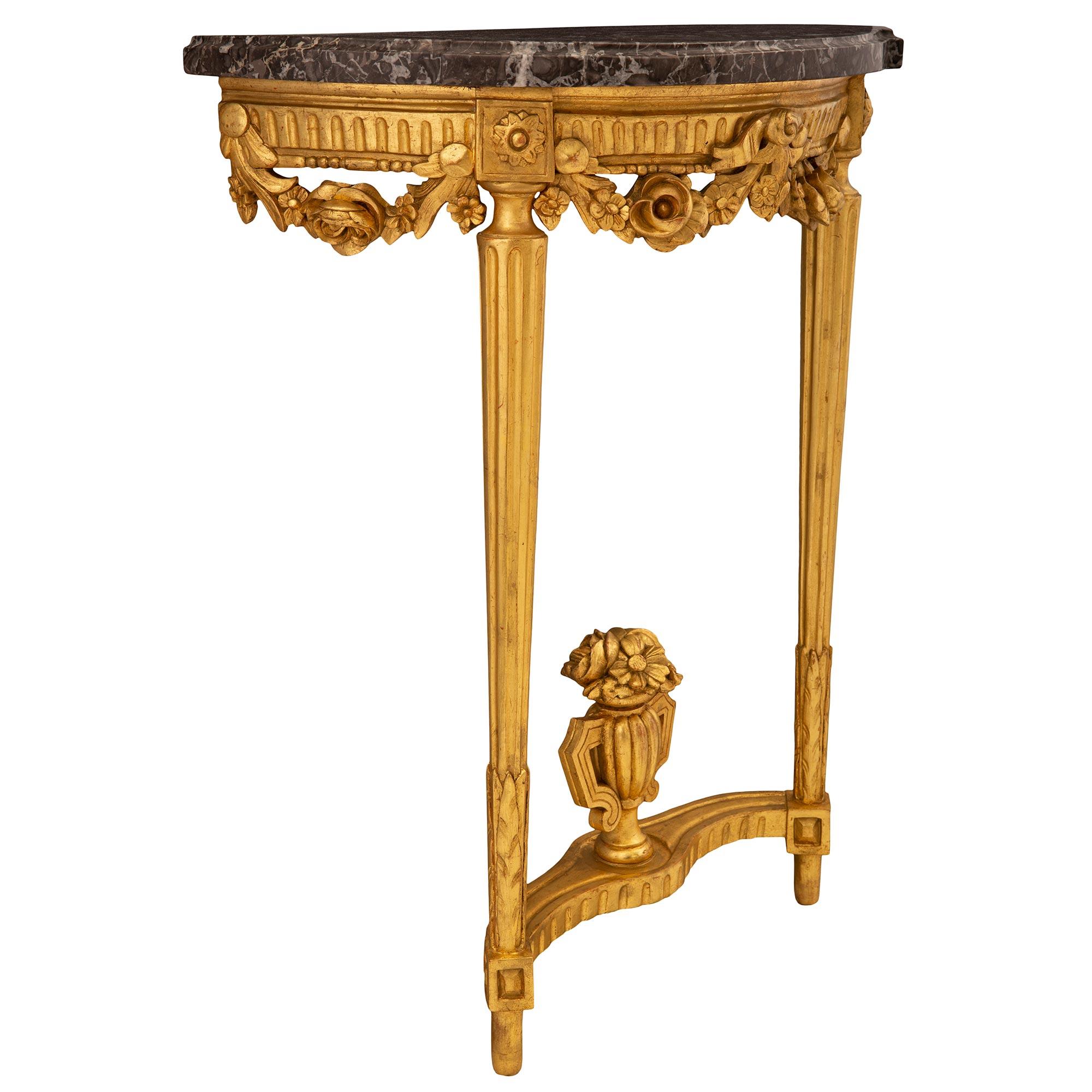 Français Paire de consoles françaises d'époque Louis XVI du 18ème siècle en bois doré et marbre en vente
