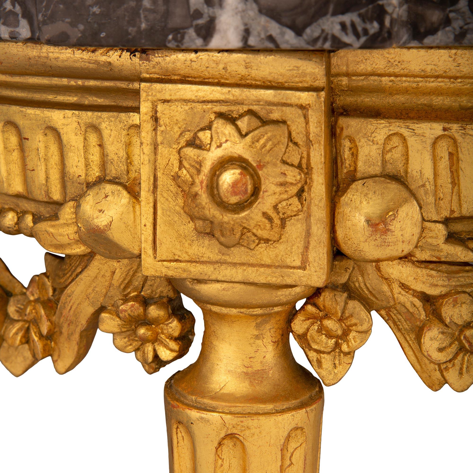 Marbre Paire de consoles françaises d'époque Louis XVI du 18ème siècle en bois doré et marbre en vente