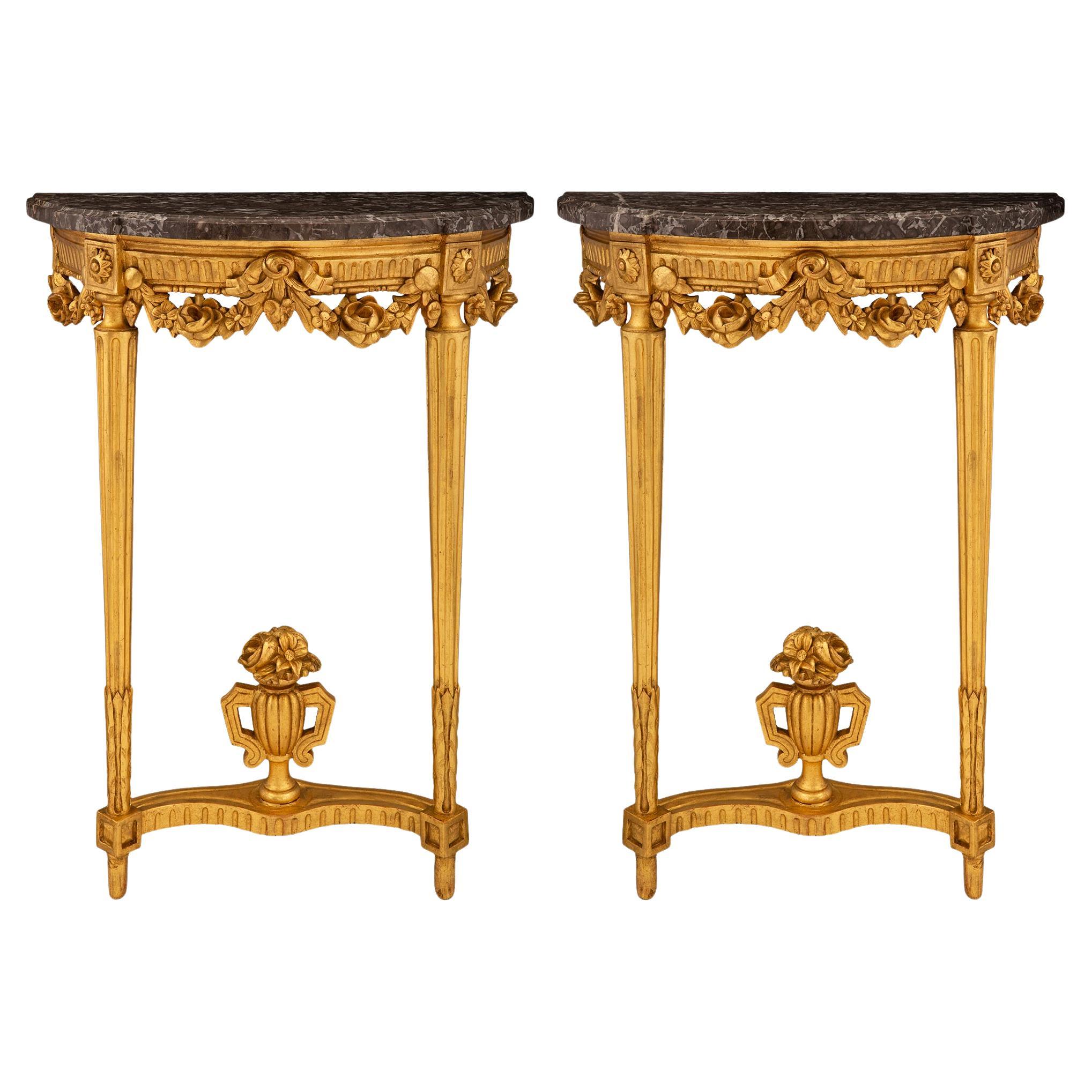 Paire de consoles françaises d'époque Louis XVI du 18ème siècle en bois doré et marbre en vente