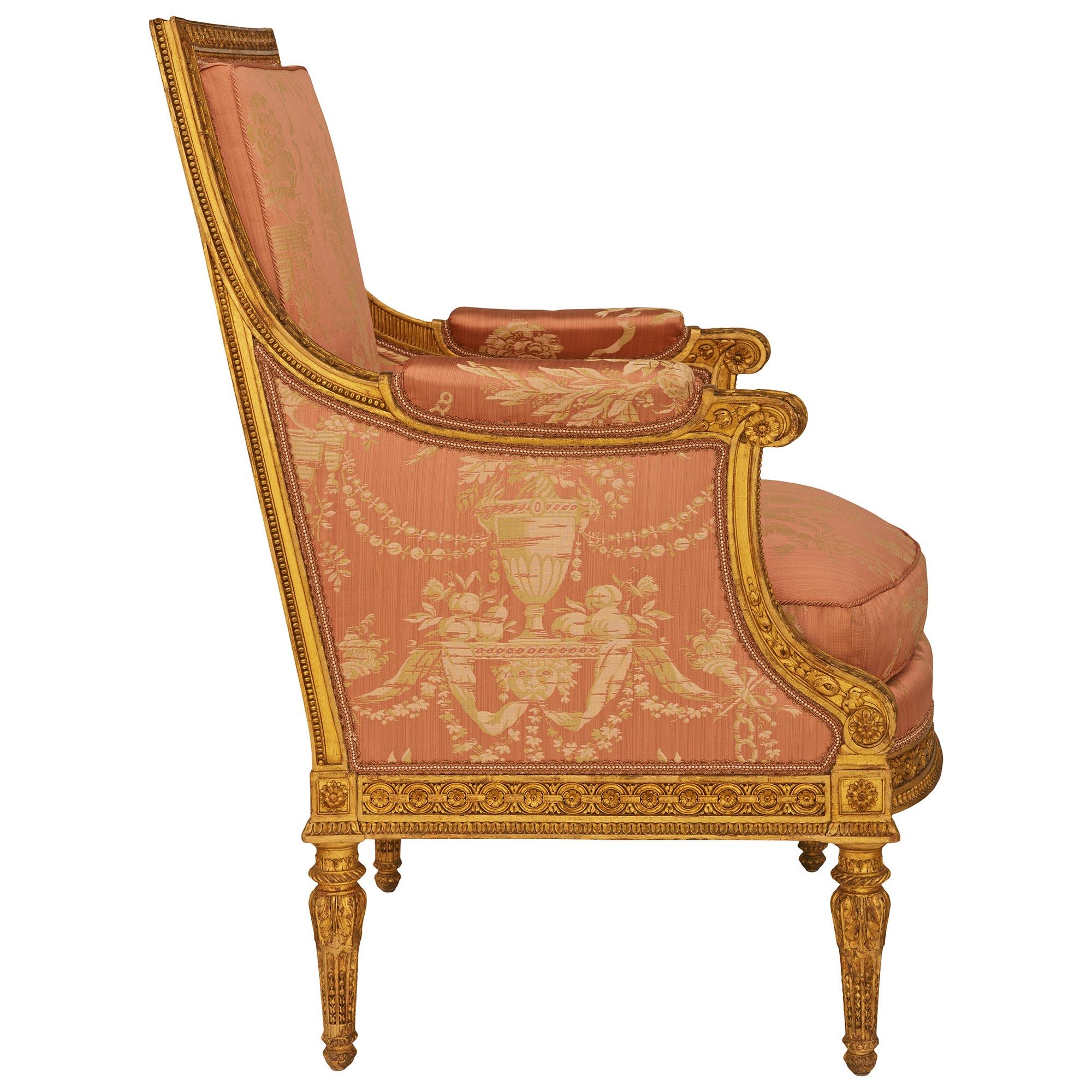 Pareja de sillones Bergère franceses de madera dorada de la época Luis XVI Francés en venta